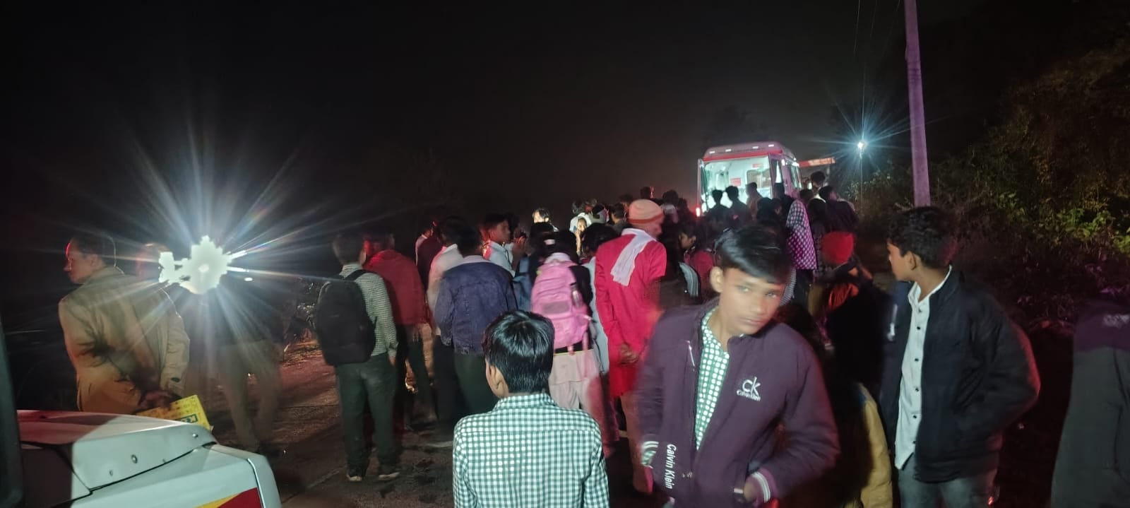 फोटो- 15 कुचेंदू गांव मोड़ पर हादसे के बाद पलटी पड़ी प्राइवेट बस। संवाद