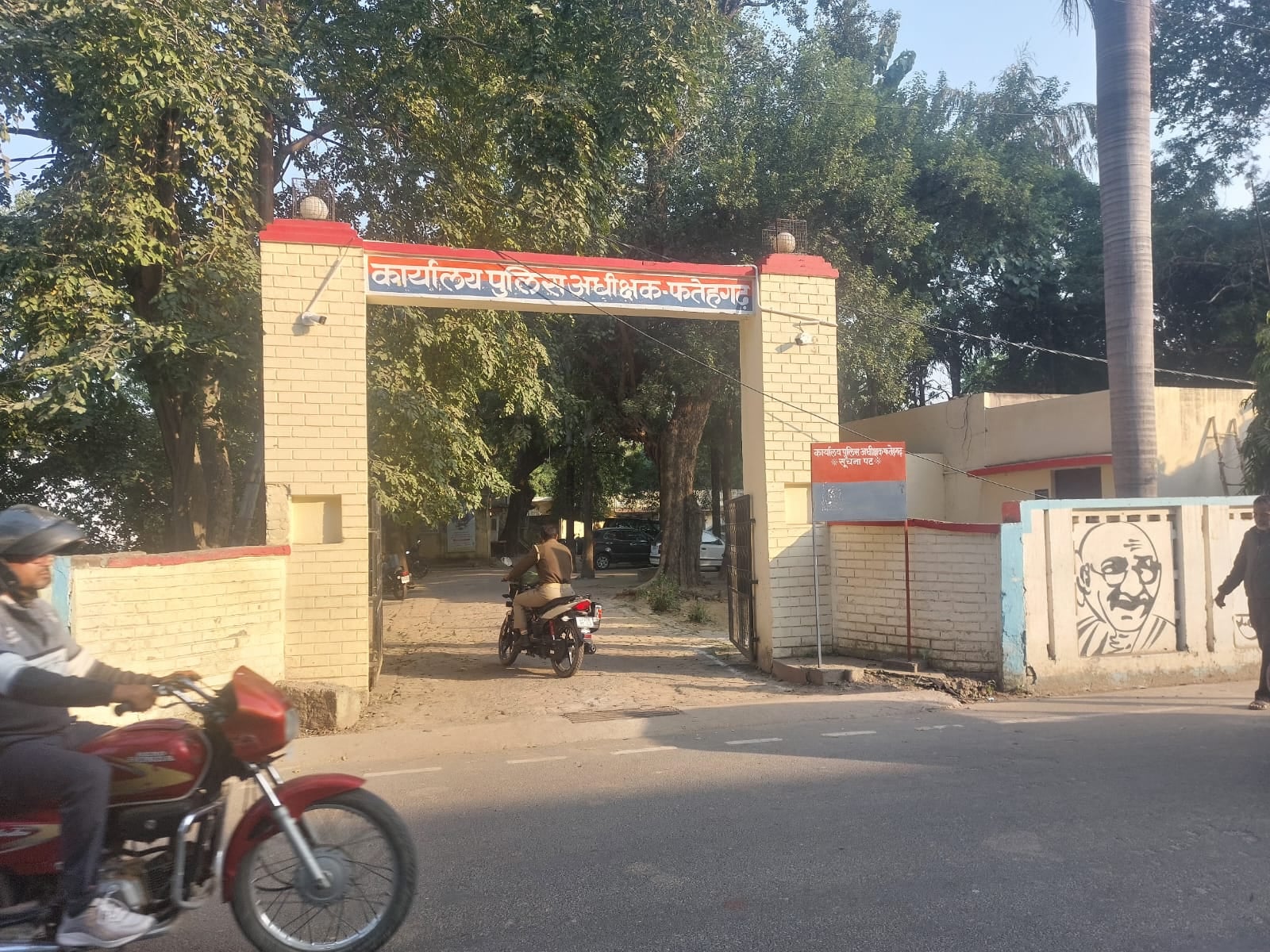 फोटो-18, पुलिस की कार में बीच में बैठा वरिष्ठ लेखाकार हरेंद्र चौहान। संवाद फोटो-18, पुलिस की कार में बीच में बैठा वरिष्ठ लेखाकार हरेंद्र चौहान। संवाद