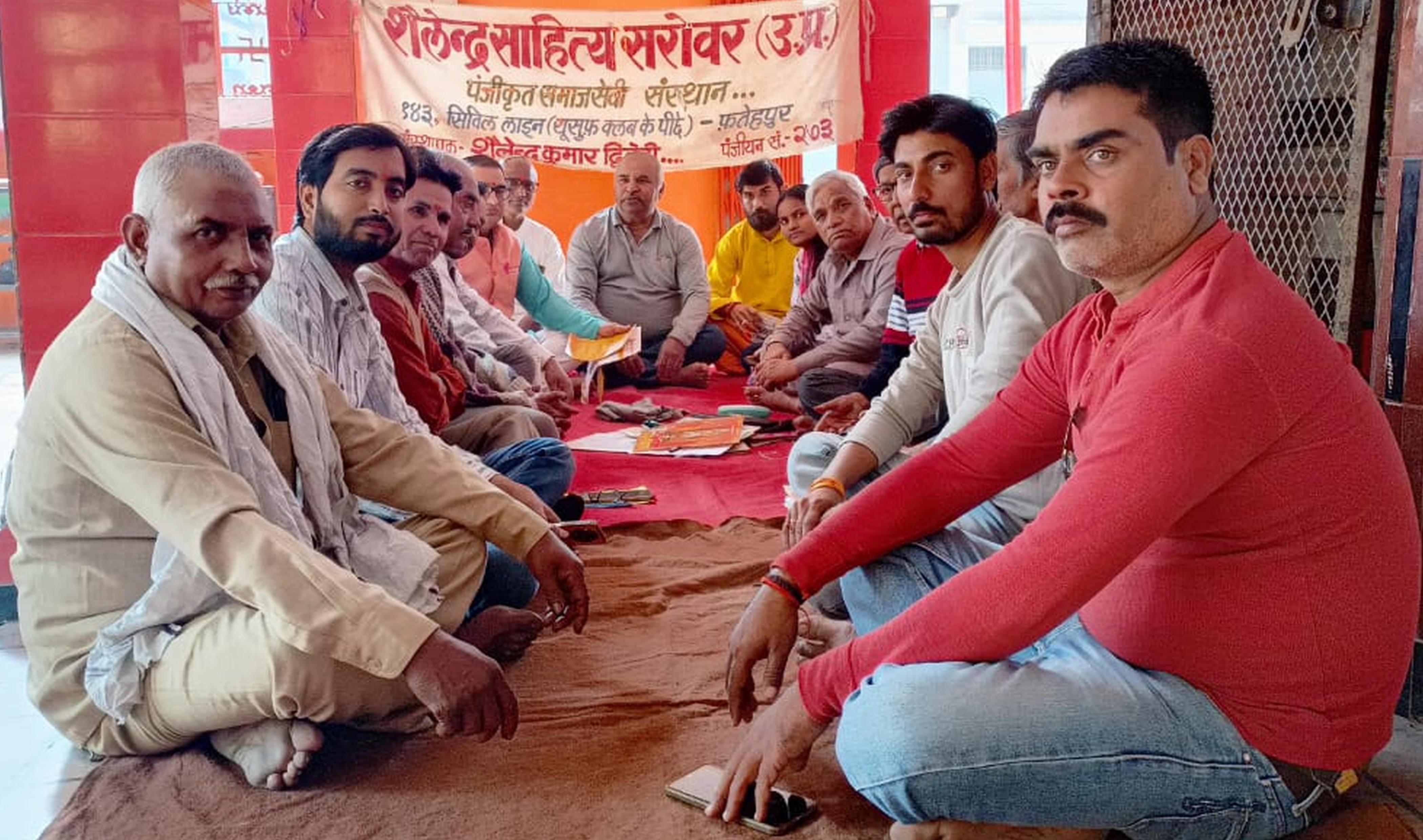 फोटो-20-मुराइन टोला हनुमान मंदिर में काव्य गोष्ठी करते कवि। स्रोत आयोजक फोटो-20-मुराइन टोला हनुमान मंदिर में काव्य गोष्ठी करते कवि। स्रोत आयोजक