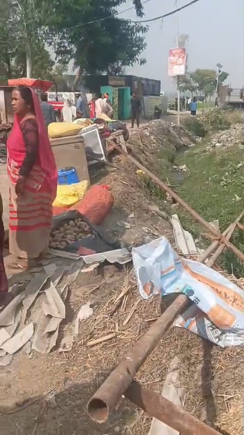 फोटो-32, धारा नगरी में मारपीट के बाद पूछताछ करती पुलिस। स्रोत: जागरुक पाठक फोटो-32, धारा नगरी में मारपीट के बाद पूछताछ करती पुलिस। स्रोत: जागरुक पाठक