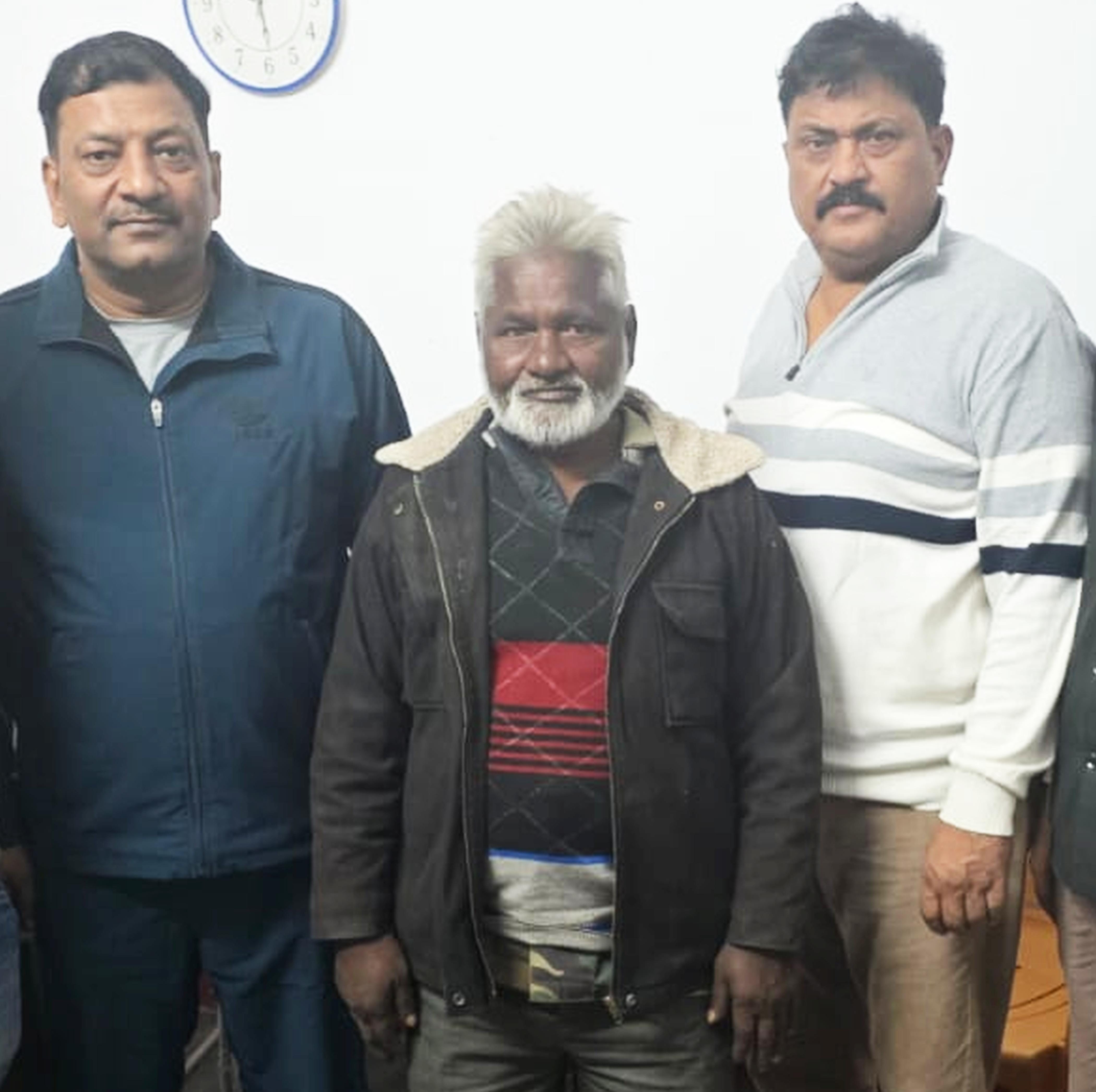 फोटो-37-पुलिस की गिरफ्त में रामभरोसे। स्रोत पुलिस फोटो-37-पुलिस की गिरफ्त में रामभरोसे। स्रोत पुलिस