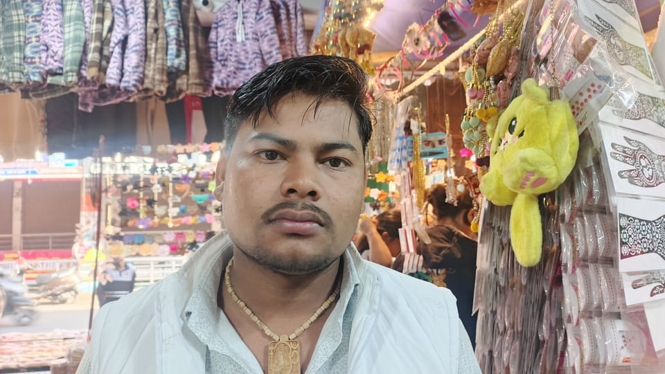 हमीरपुर में सर्दियों के कपड़ों की खरीदारी करते ग्राहक। संवाद हमीरपुर में सर्दियों के कपड़ों की खरीदारी करते ग्राहक। संवाद
