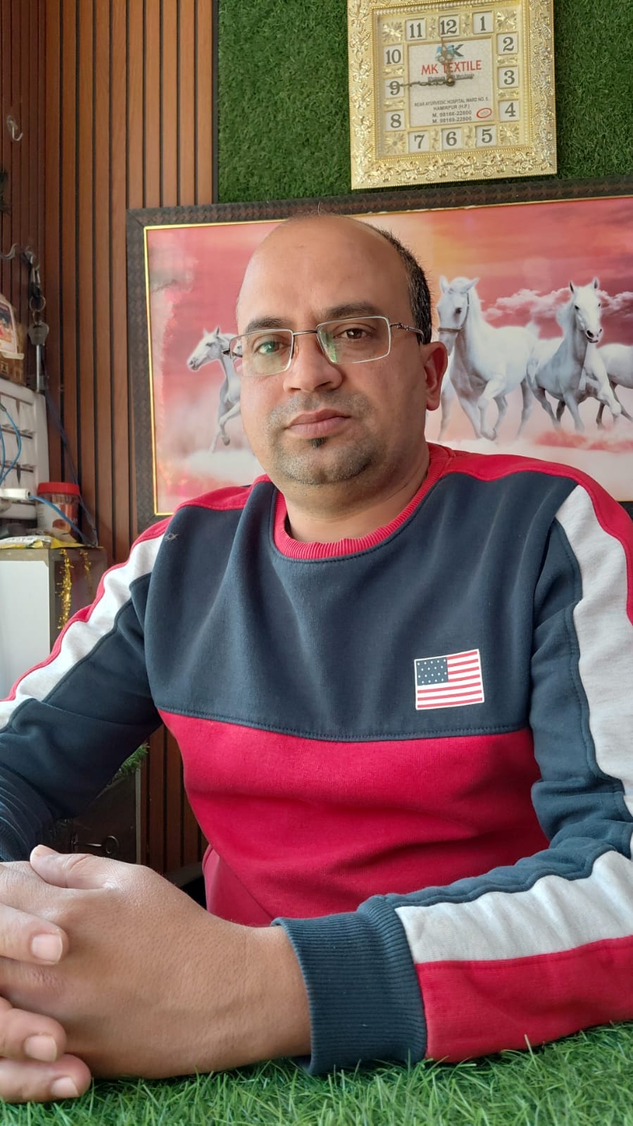 हमीरपुर में सर्दियों के कपड़ों की खरीदारी करते ग्राहक। संवाद हमीरपुर में सर्दियों के कपड़ों की खरीदारी करते ग्राहक। संवाद