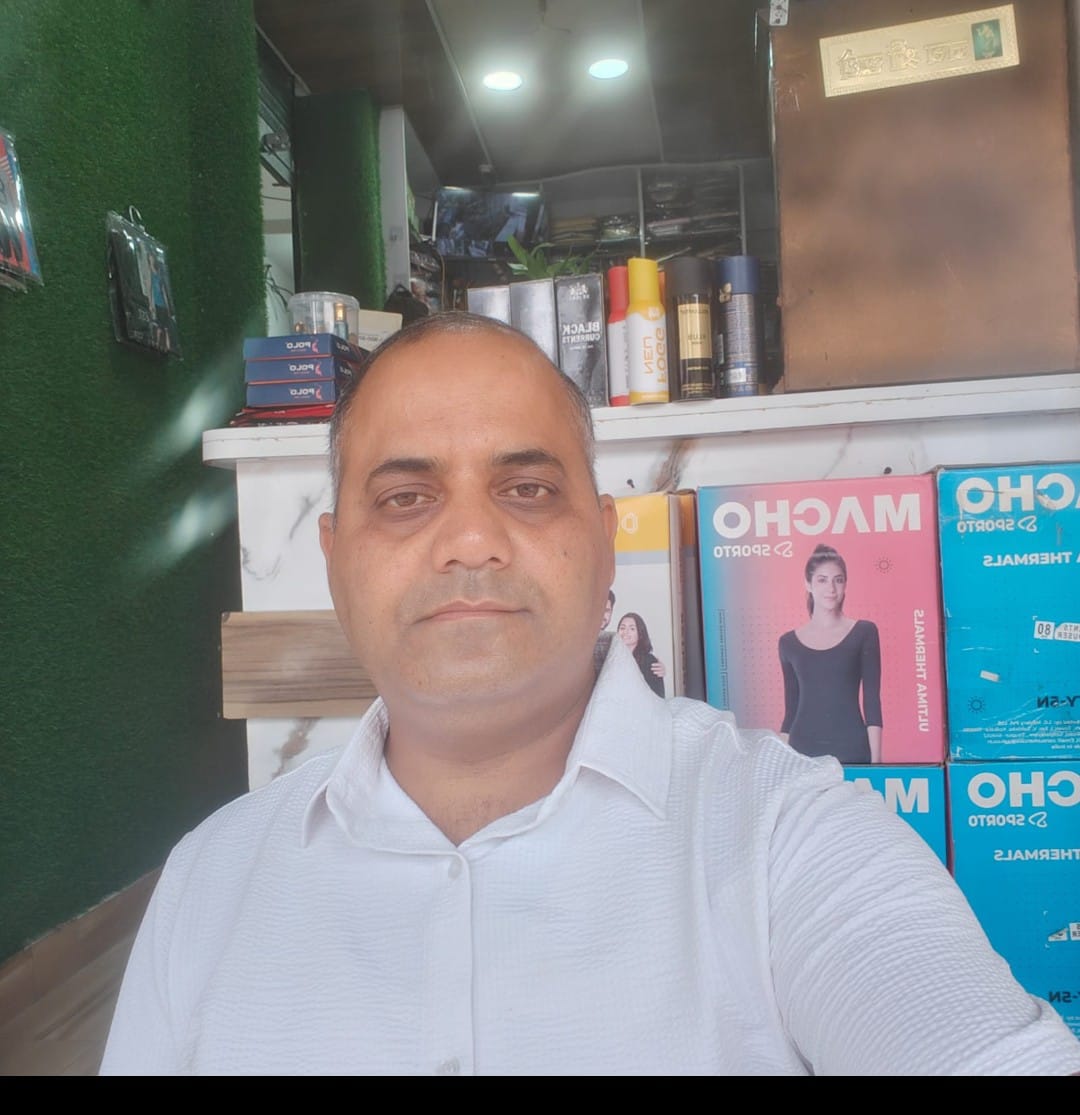 हमीरपुर में सर्दियों के कपड़ों की खरीदारी करते ग्राहक। संवाद हमीरपुर में सर्दियों के कपड़ों की खरीदारी करते ग्राहक। संवाद