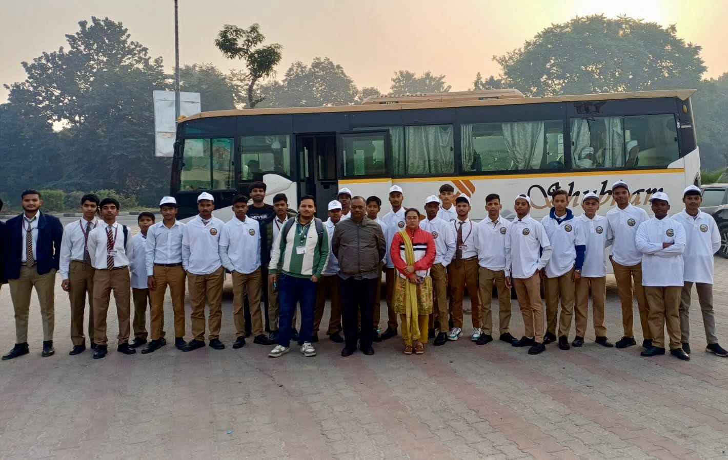ईको टूरिज्म विकास बोर्ड ने बाल दिवस पर शनिवार को लखनऊ के राजकीय जुबिली इंटर कॉलेज के विद्यार्थि ईको टूरिज्म विकास बोर्ड ने बाल दिवस पर शनिवार को लखनऊ के राजकीय जुबिली इंटर कॉलेज के विद्यार्थि