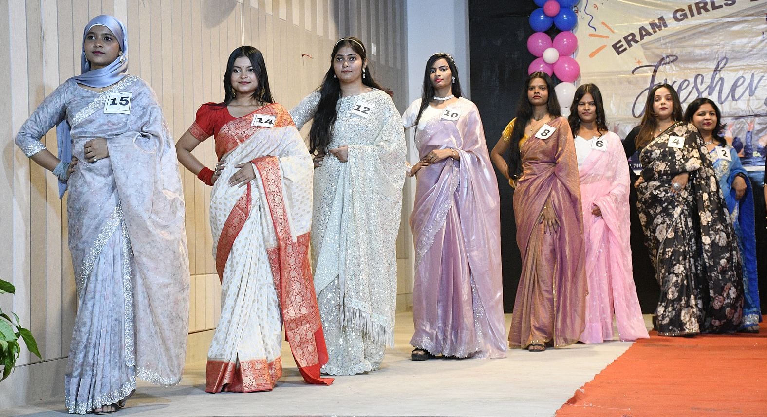 इरम गर्ल्स डिग्री कॉलेज में शनिवार को जूनियर विद्यार्थियों के सम्मान में सीनियर विद्यार्थियों न