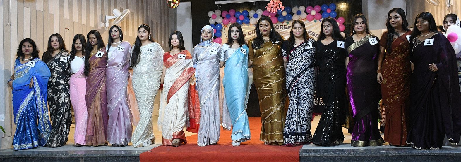 इरम गर्ल्स डिग्री कॉलेज में शनिवार को जूनियर विद्यार्थियों के सम्मान में सीनियर विद्यार्थियों न