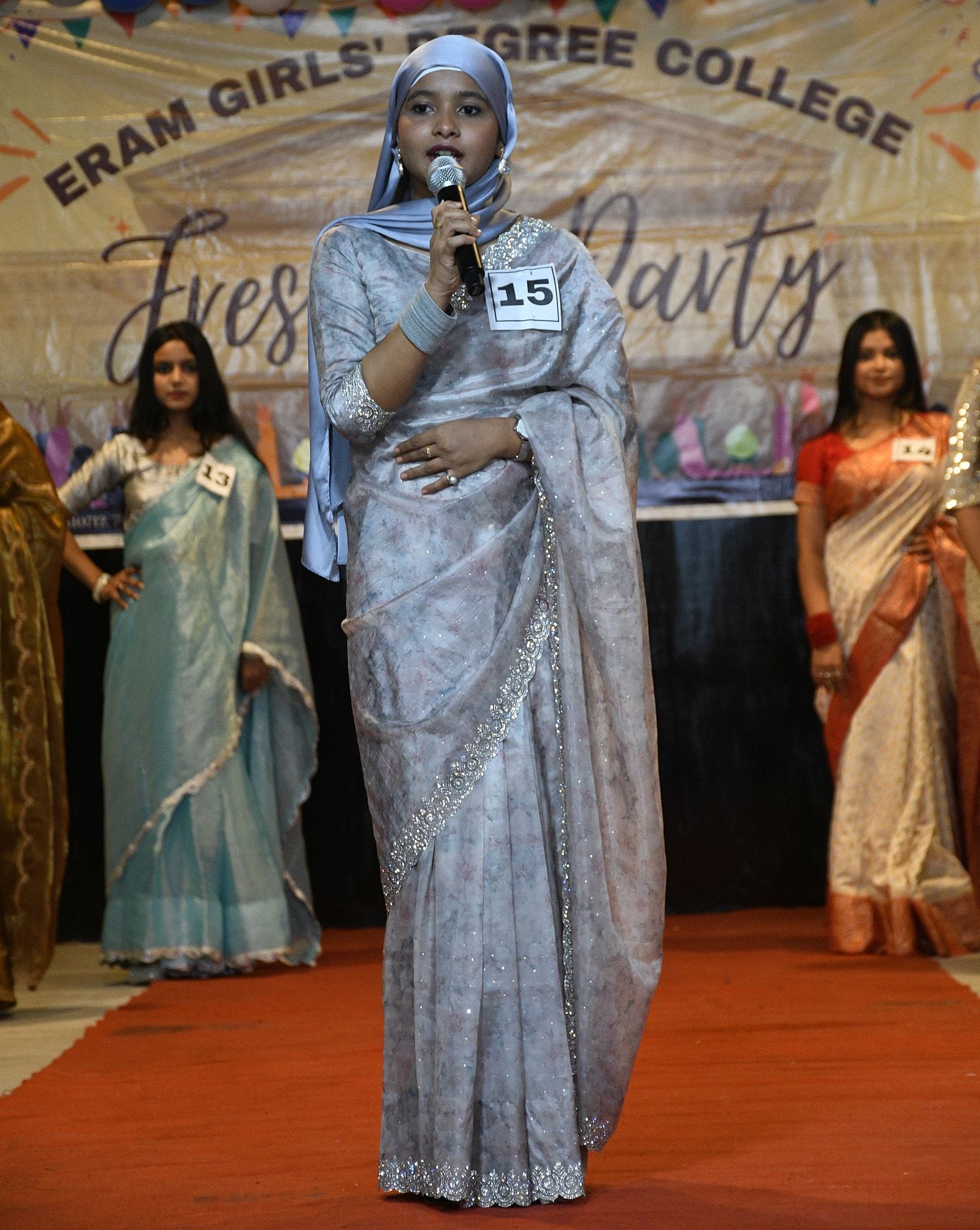 इरम गर्ल्स डिग्री कॉलेज में शनिवार को जूनियर विद्यार्थियों के सम्मान में सीनियर विद्यार्थियों न