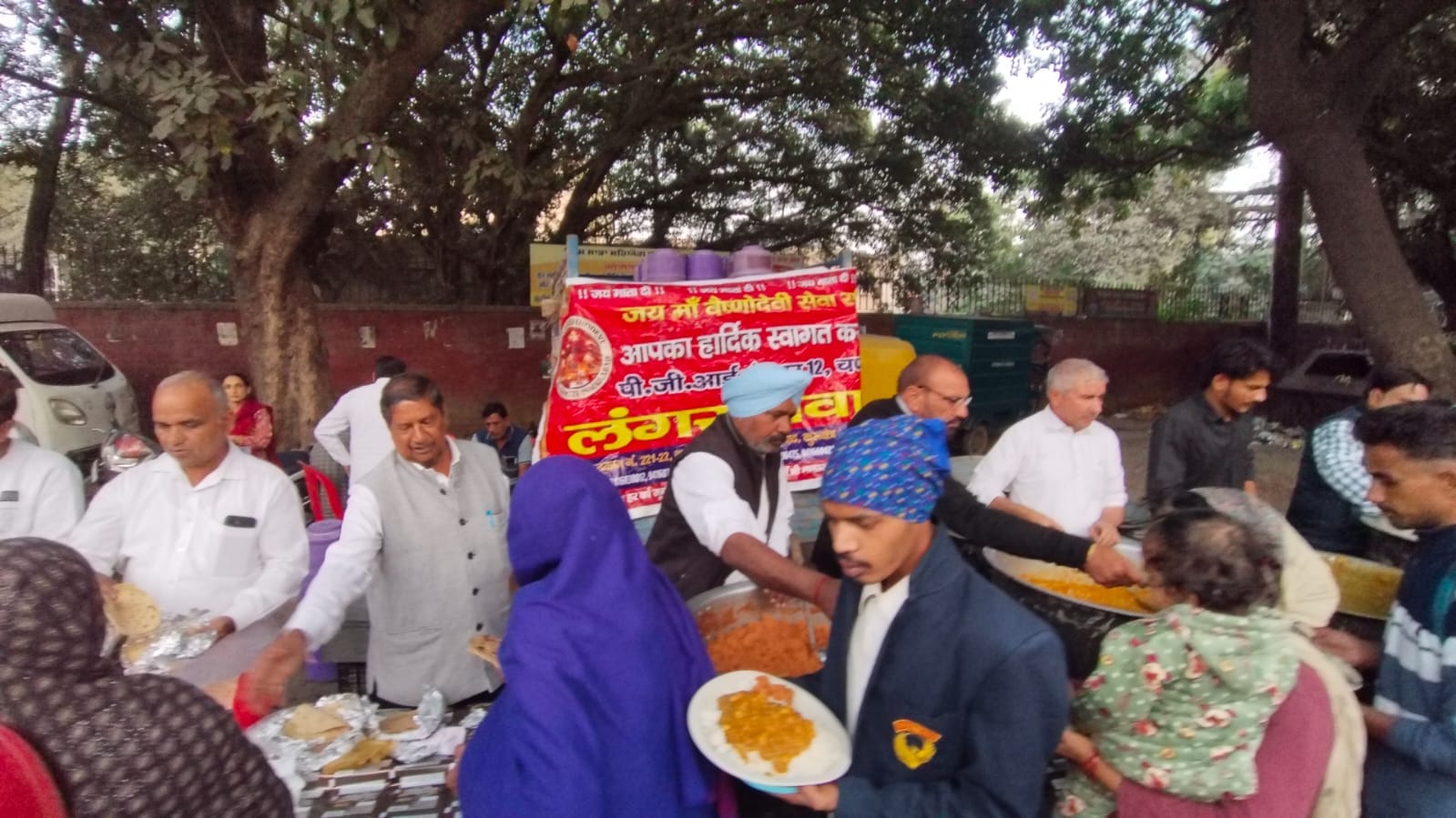 इस्माईलाबाद भंडारे में भोजन वितरित करते  जय माता वैष्णो देवी सेवा समिति के सदस्य । विज्ञप्ति