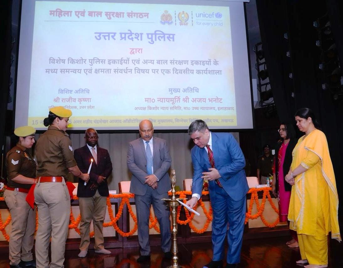 कार्यशाला का शुभारंभ करते किशोर न्याय समिति के अध्यक्ष व न्यायमूर्ति अजय भनोट तथा डीजीपी राजीव कार्यशाला का शुभारंभ करते किशोर न्याय समिति के अध्यक्ष व न्यायमूर्ति अजय भनोट तथा डीजीपी राजीव