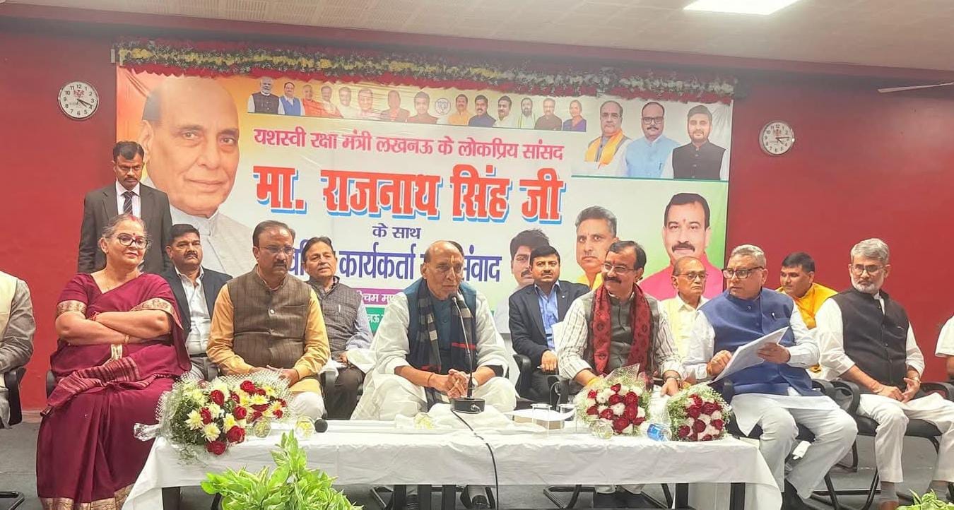 लखनऊ पहुंचे राजनाथ सिंह।
