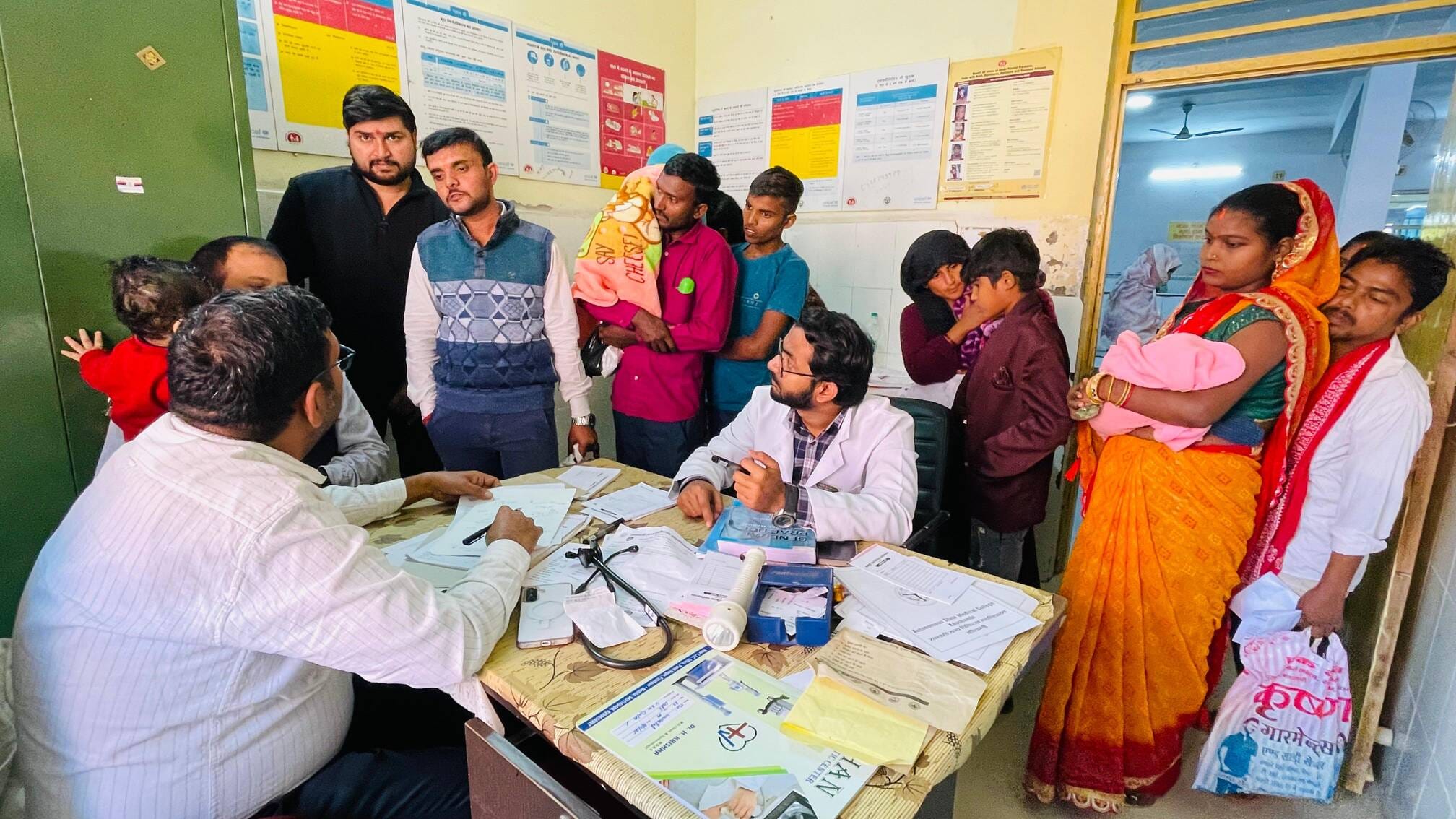 मेडिकल कॉलेज के पीकू वार्ड में भर्ती बच्चे का इलाज करते डॉ. विश्व प्रकाश।  संवाद