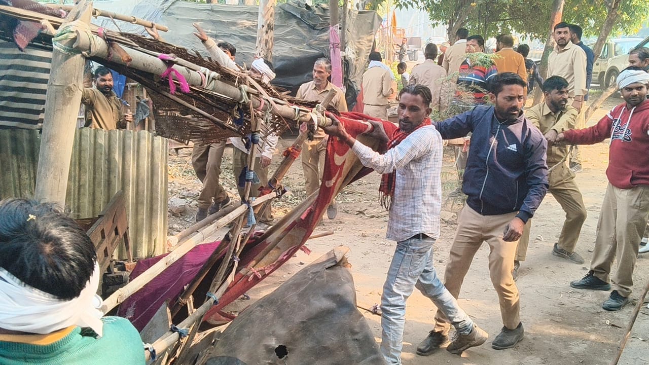 महिला पुलिस के सामने हाथ जोड़ते झुग्गी में रहने वाले लोग। संवाद महिला पुलिस के सामने हाथ जोड़ते झुग्गी में रहने वाले लोग। संवाद