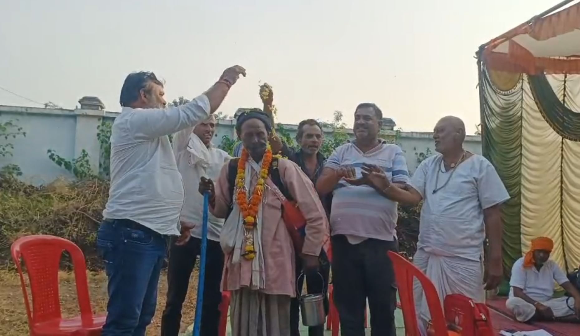 नर्मदा परिक्रमा यात्रा के दौरान चर्चा करते सुल्तान खान