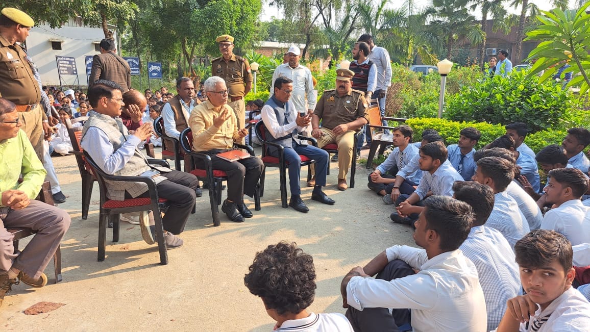 नवोदय विद्यालय में पहुंचे एसडीएम को ज्ञापन देते हुए छात्र । संवाद नवोदय विद्यालय में पहुंचे एसडीएम को ज्ञापन देते हुए छात्र । संवाद