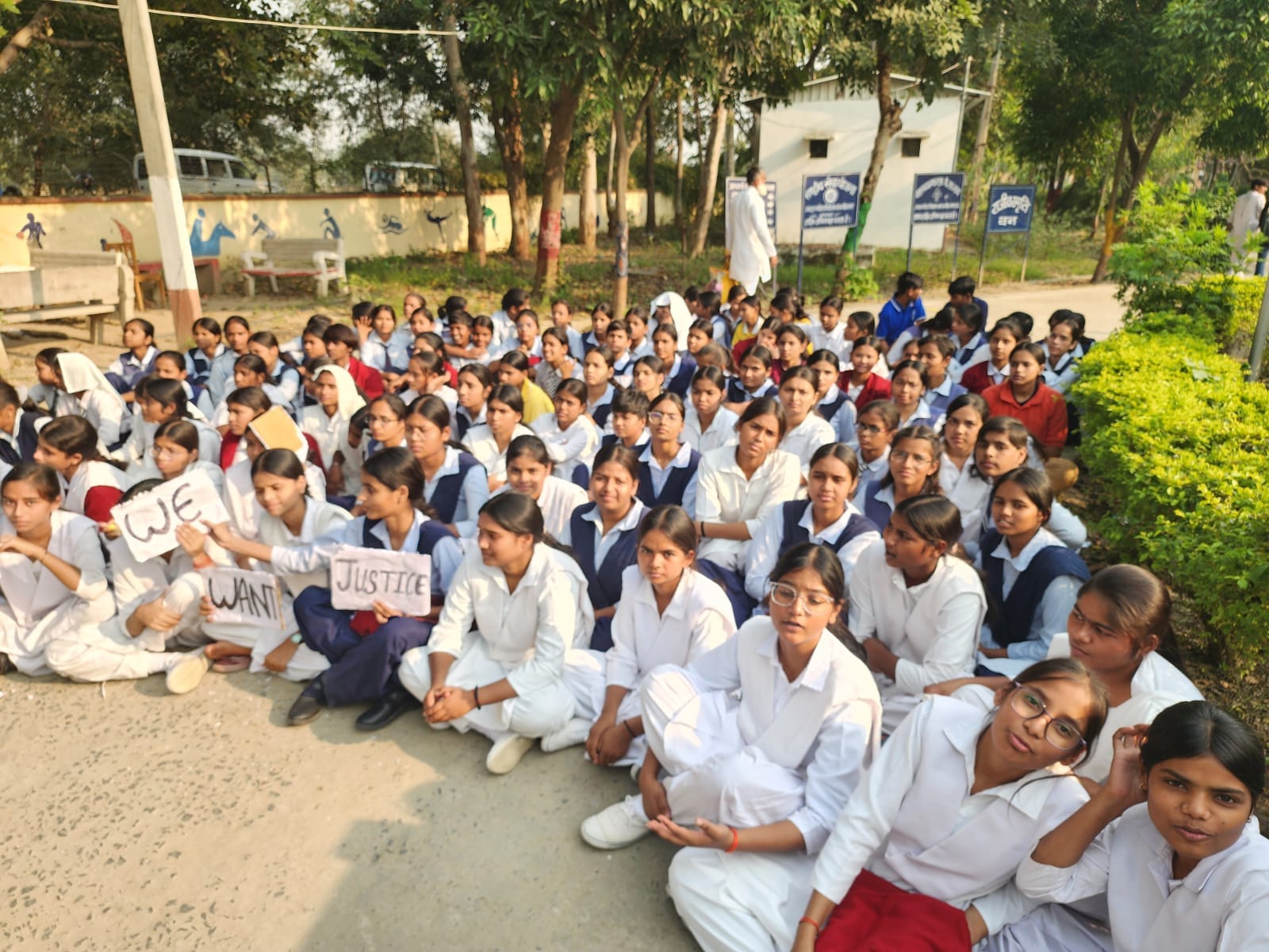 नवोदय विद्यालय में पहुंचे एसडीएम को ज्ञापन देते हुए छात्र । संवाद नवोदय विद्यालय में पहुंचे एसडीएम को ज्ञापन देते हुए छात्र । संवाद