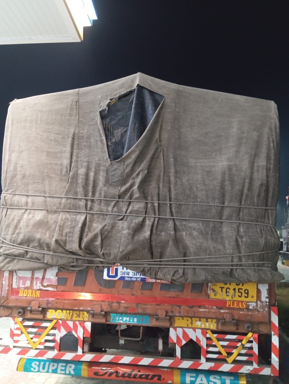 ऑटो से ट्रक पर चढ़ता चोर। स्रोत सीसीटीवी फुटेज