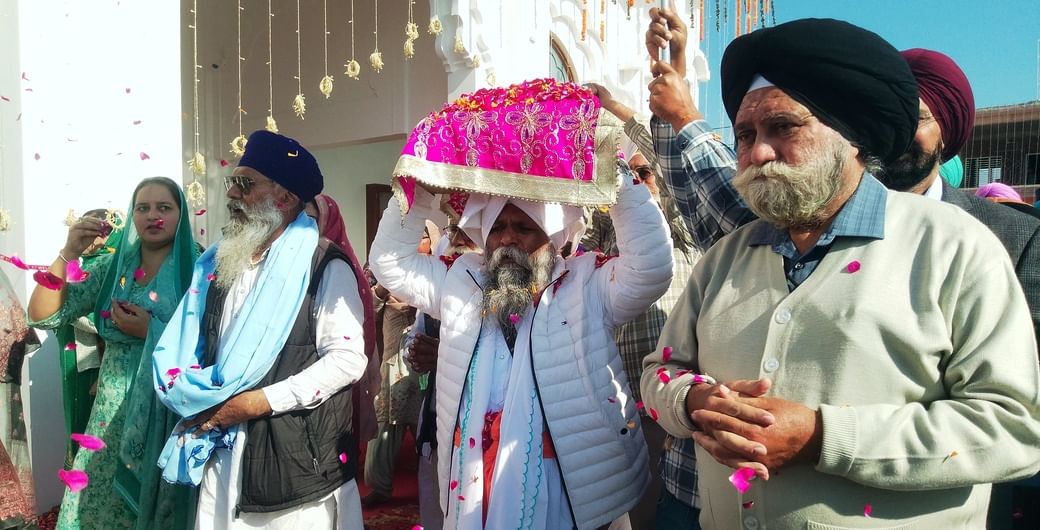 पलिया के बोझवा गुरूद्वारा संतगढ़ में वाणी का बखान करते आए हुए संत। संवाद पलिया के बोझवा गुरूद्वारा संतगढ़ में वाणी का बखान करते आए हुए संत। संवाद