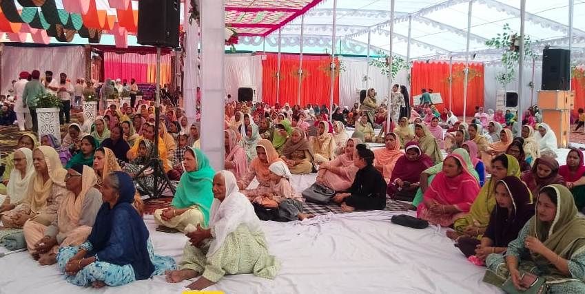 पलिया के बोझवा गुरूद्वारा संतगढ़ में वाणी का बखान करते आए हुए संत। संवाद पलिया के बोझवा गुरूद्वारा संतगढ़ में वाणी का बखान करते आए हुए संत। संवाद