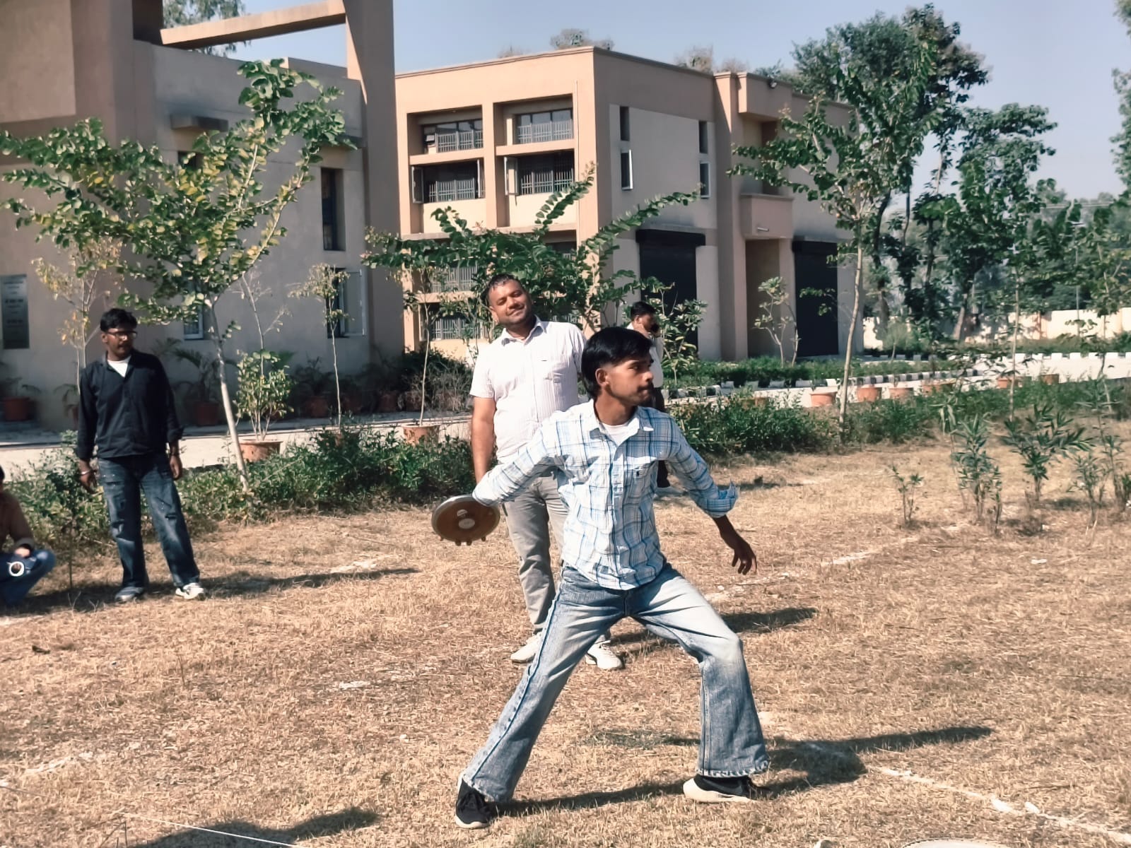 प्रतियोगिता के दौरान छलांग लगाती छात्रा। संवाद प्रतियोगिता के दौरान छलांग लगाती छात्रा। संवाद