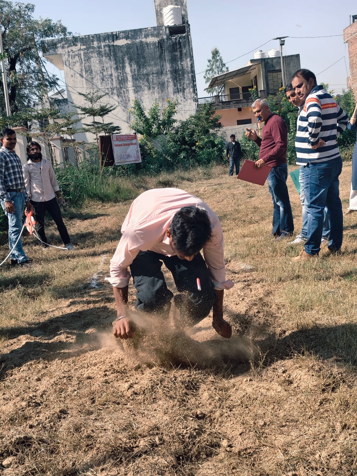 प्रतियोगिता के दौरान छलांग लगाती छात्रा। संवाद प्रतियोगिता के दौरान छलांग लगाती छात्रा। संवाद