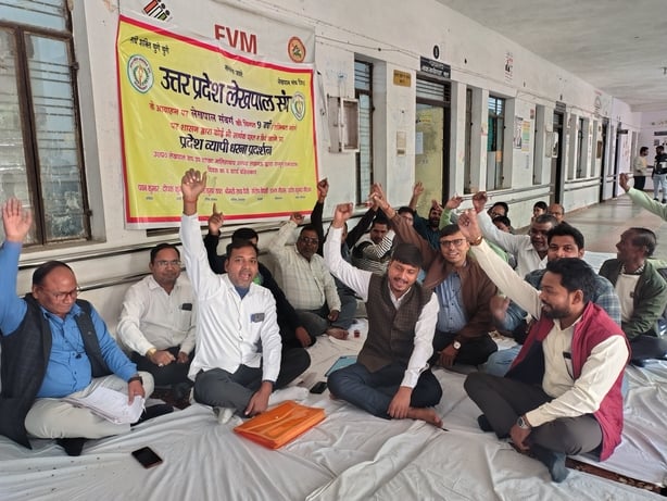 प्रदर्शन करते लेखपाल।