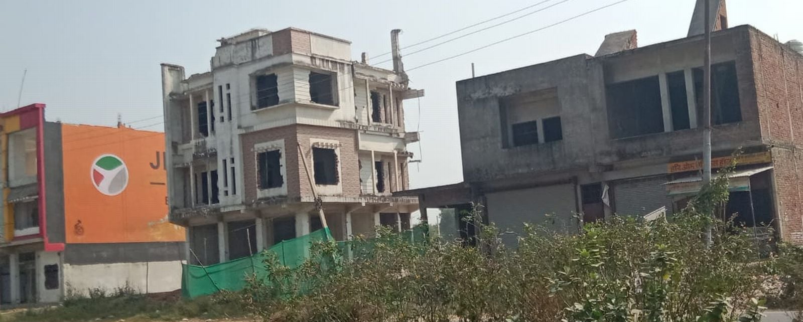 राजकीय मेडिकल कॉलेज के पास तोड़ा जा रहा स्थायी निर्माण। संवाद राजकीय मेडिकल कॉलेज के पास तोड़ा जा रहा स्थायी निर्माण। संवाद