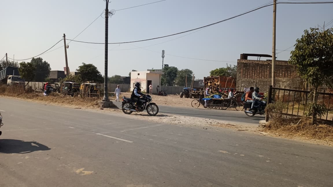 राष्ट्रीय राजमार्ग पर बना अवैध कट। संवाद