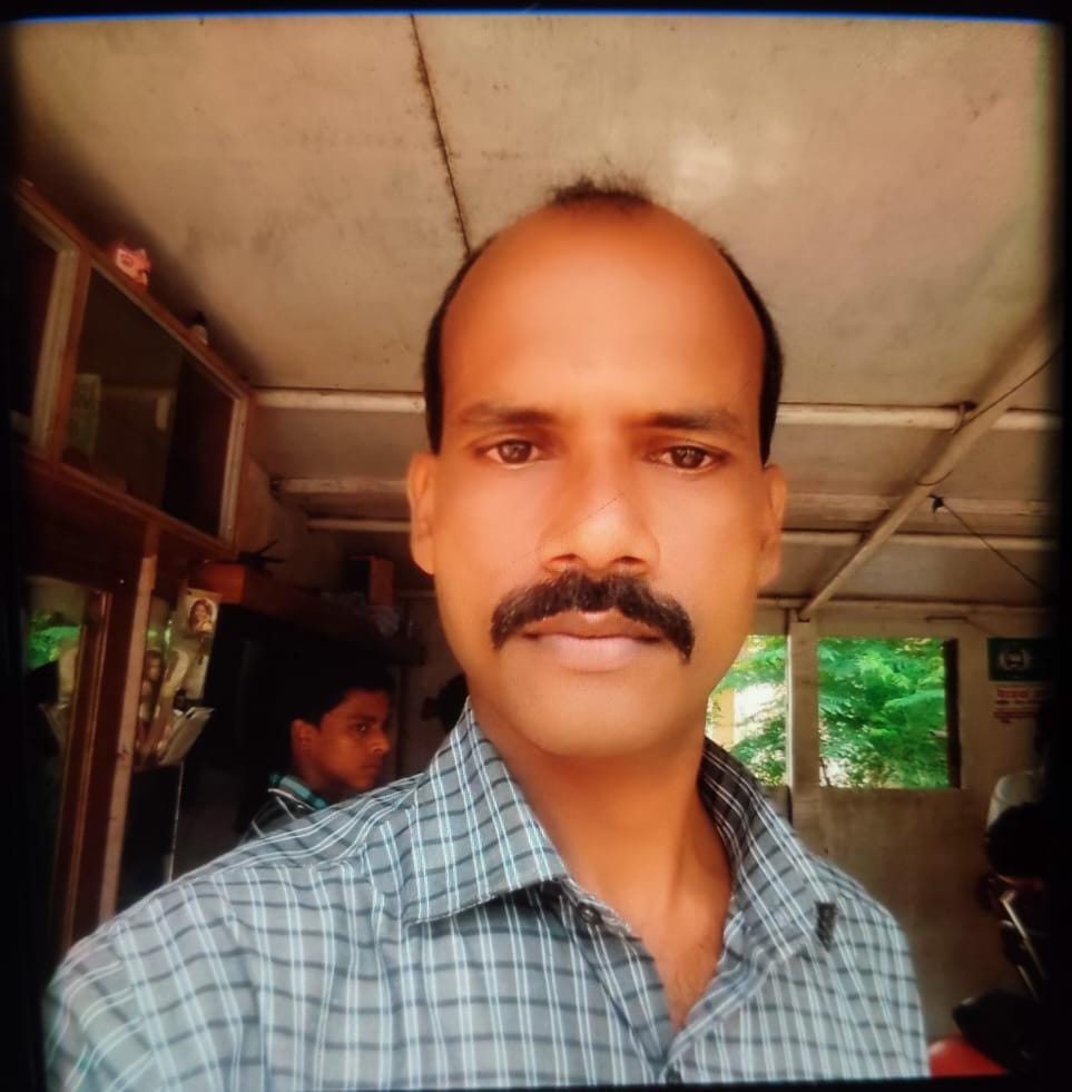 रोते बिलखते हुए शैलेंद्र मिश्र के परिजन । संवाद रोते बिलखते हुए शैलेंद्र मिश्र के परिजन । संवाद