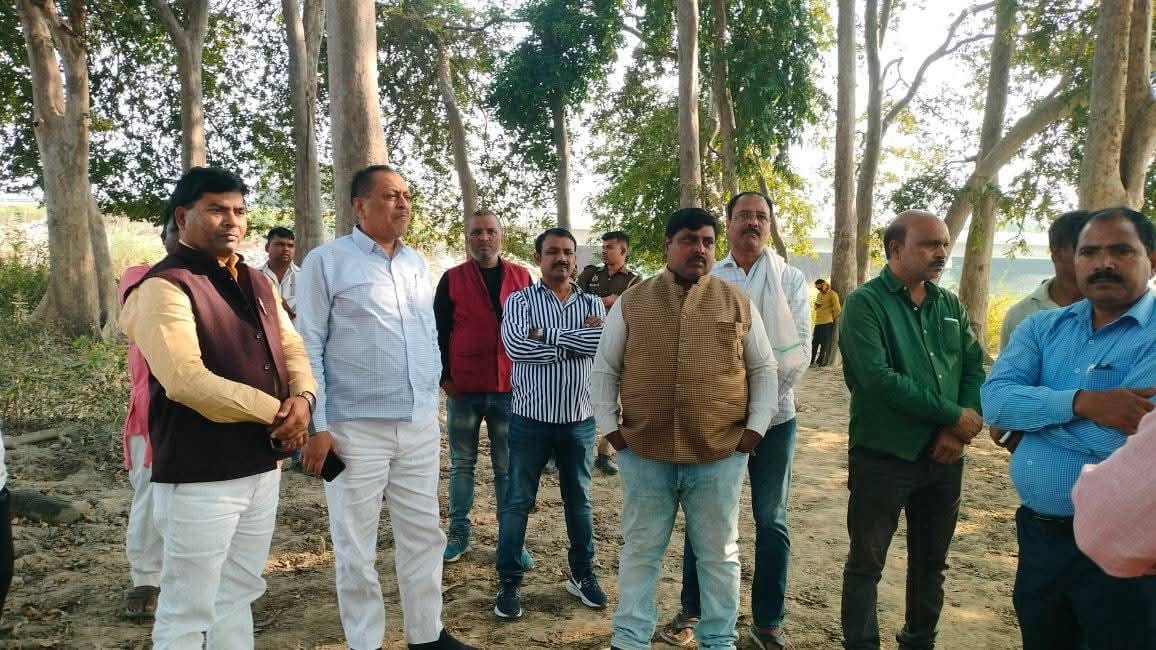 रोते बिलखते हुए शैलेंद्र मिश्र के परिजन । संवाद रोते बिलखते हुए शैलेंद्र मिश्र के परिजन । संवाद