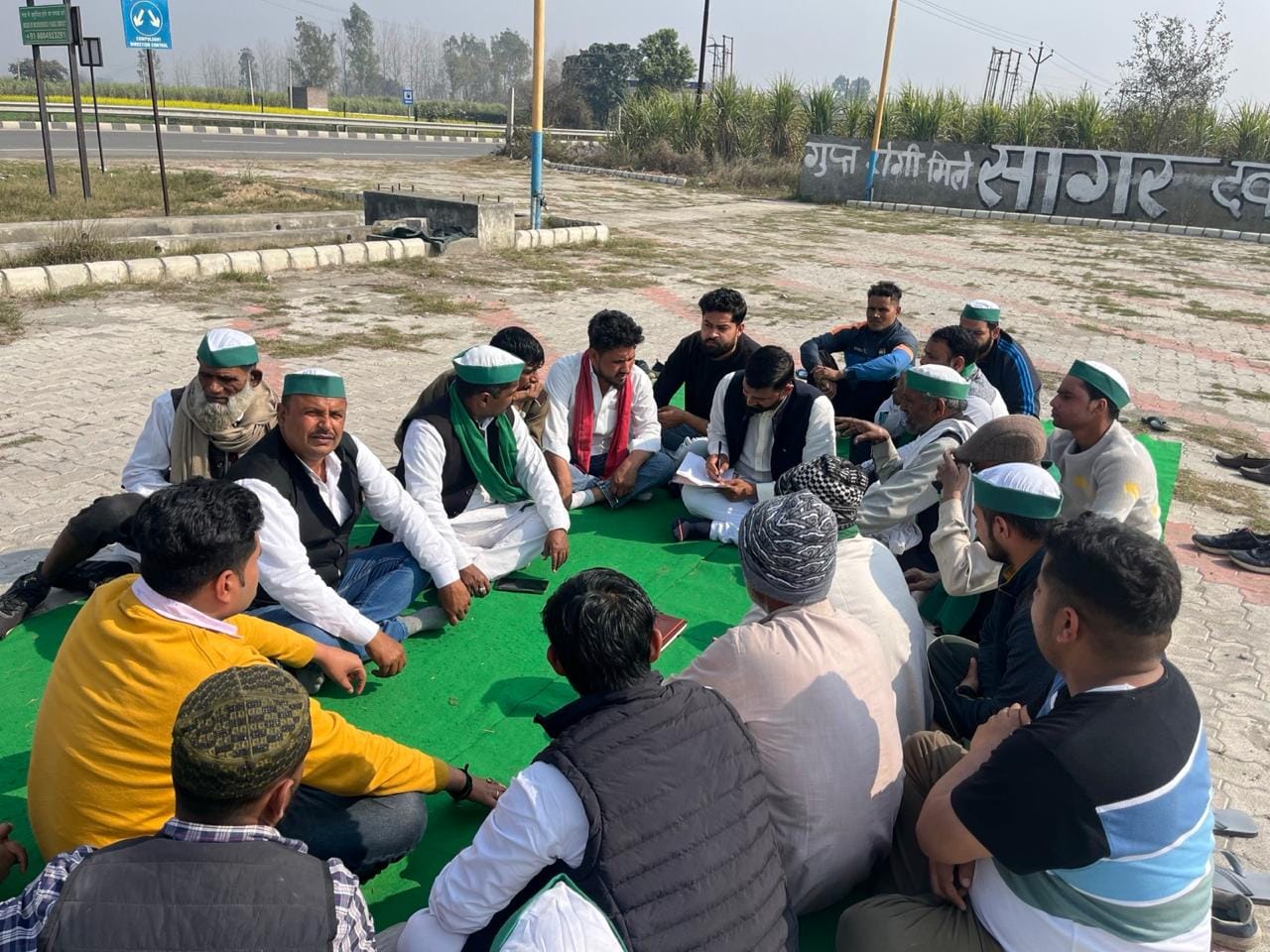 सरूरपुर। शोरम सर्वखाप पंचायत में शामिल होने के लिए भूनी टोल पर एकत्र किसान। संवाद सरूरपुर। शोरम सर्वखाप पंचायत में शामिल होने के लिए भूनी टोल पर एकत्र किसान। संवाद