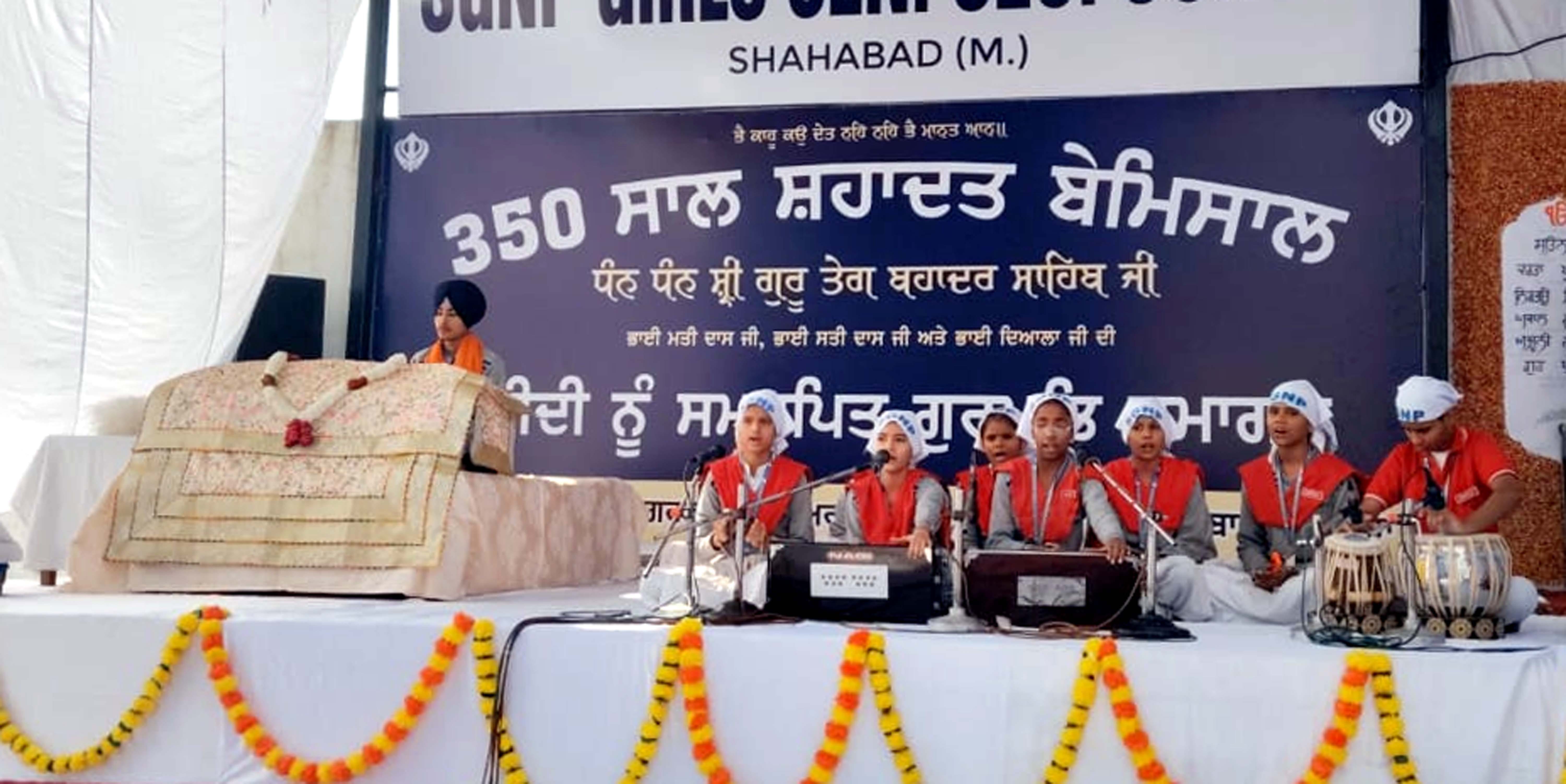 शाहाबाद। समागम में सजा दीवान और कीर्तन करते विद्यार्थी। विज्ञप्ति शाहाबाद। समागम में सजा दीवान और कीर्तन करते विद्यार्थी। विज्ञप्ति