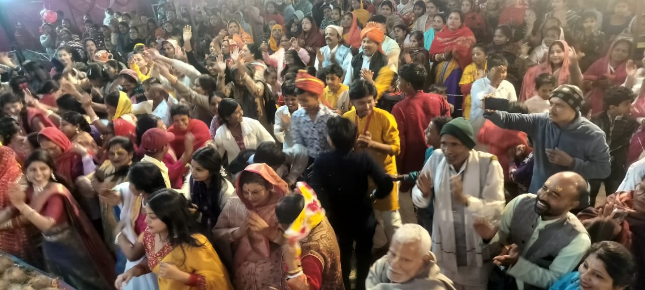 श्रीमद् भागवत कथा में मौजूद श्रद्धालु स्रोत संवाद श्रीमद् भागवत कथा में मौजूद श्रद्धालु स्रोत संवाद