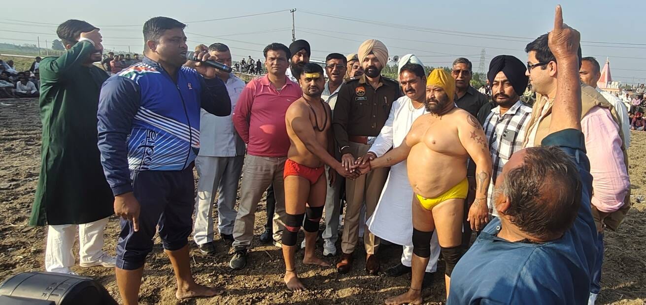 दंगल प्रतियोगिता में जोर आजमाइश करते पहलवान। संवाद दंगल प्रतियोगिता में जोर आजमाइश करते पहलवान। संवाद