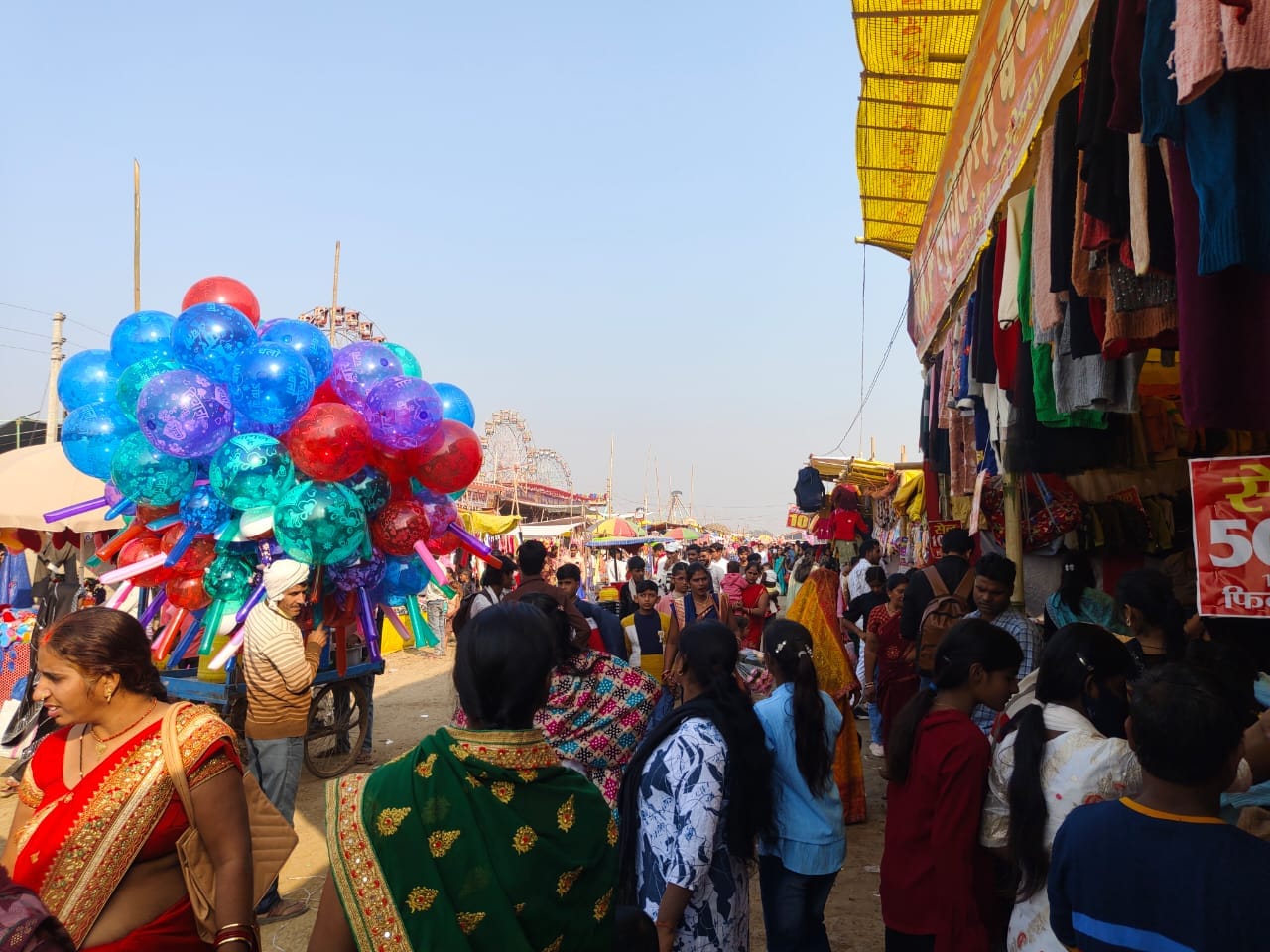 ददरी मेला के मीना बाजार ऑवला की खरीदारी करते लोग।संवाद ददरी मेला के मीना बाजार ऑवला की खरीदारी करते लोग।संवाद
