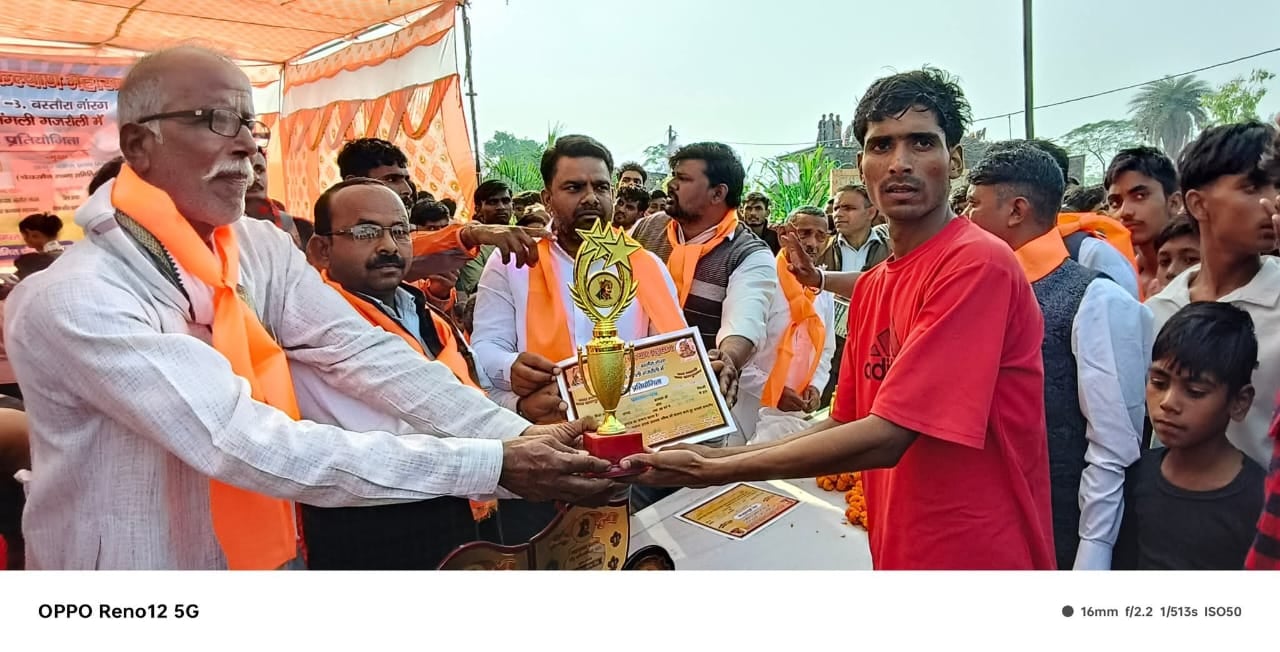 दौड़ प्रतियोगिता बेहतर स्थान प्राप्त करने पर युवती को प्रमाण पत्र देते आयोजक स्रोत संवाद दौड़ प्रतियोगिता बेहतर स्थान प्राप्त करने पर युवती को प्रमाण पत्र देते आयोजक स्रोत संवाद