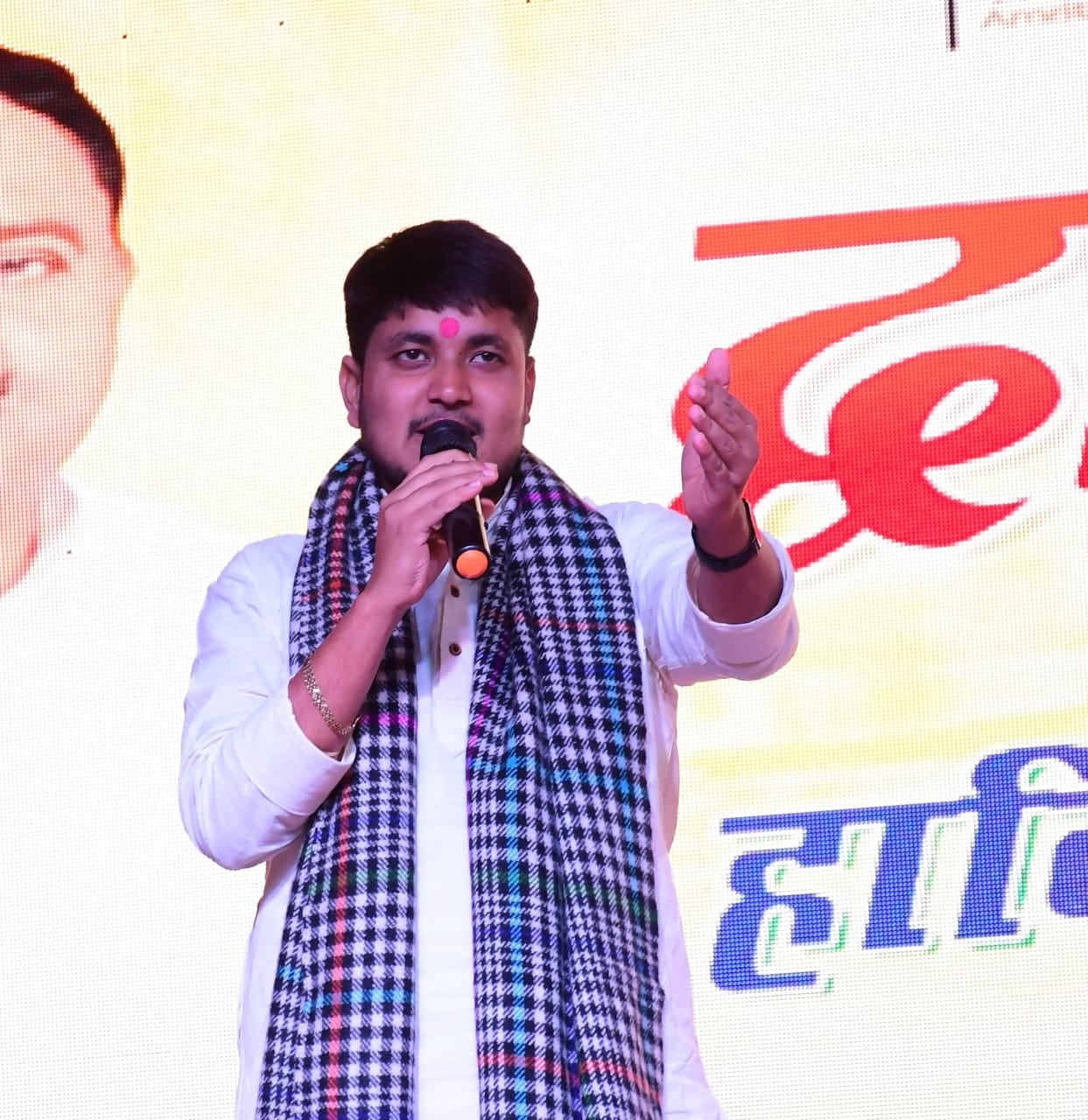 द्वाबा महोत्सव में संगीत प्रस्तुत करते गोलू राजा और ज्योति माही-संवाद द्वाबा महोत्सव में संगीत प्रस्तुत करते गोलू राजा और ज्योति माही-संवाद
