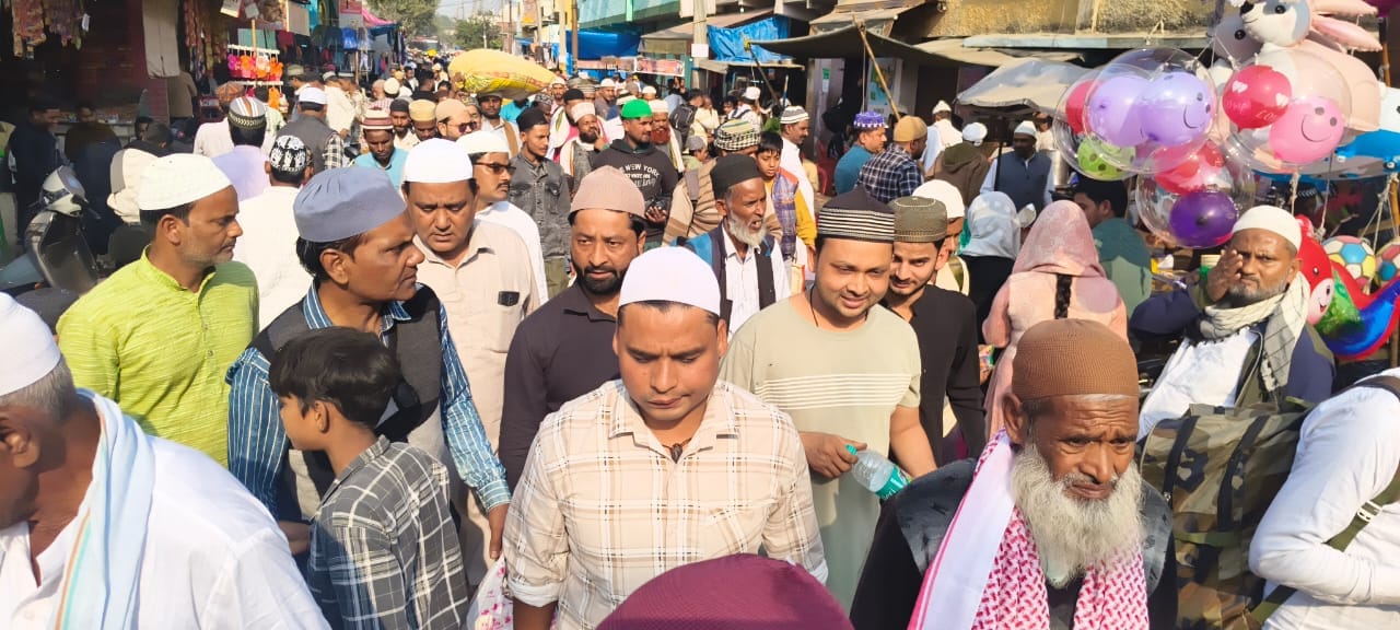 उर्स के समापन समारोह में मौजूद जायरीन। संवाद उर्स के समापन समारोह में मौजूद जायरीन। संवाद
