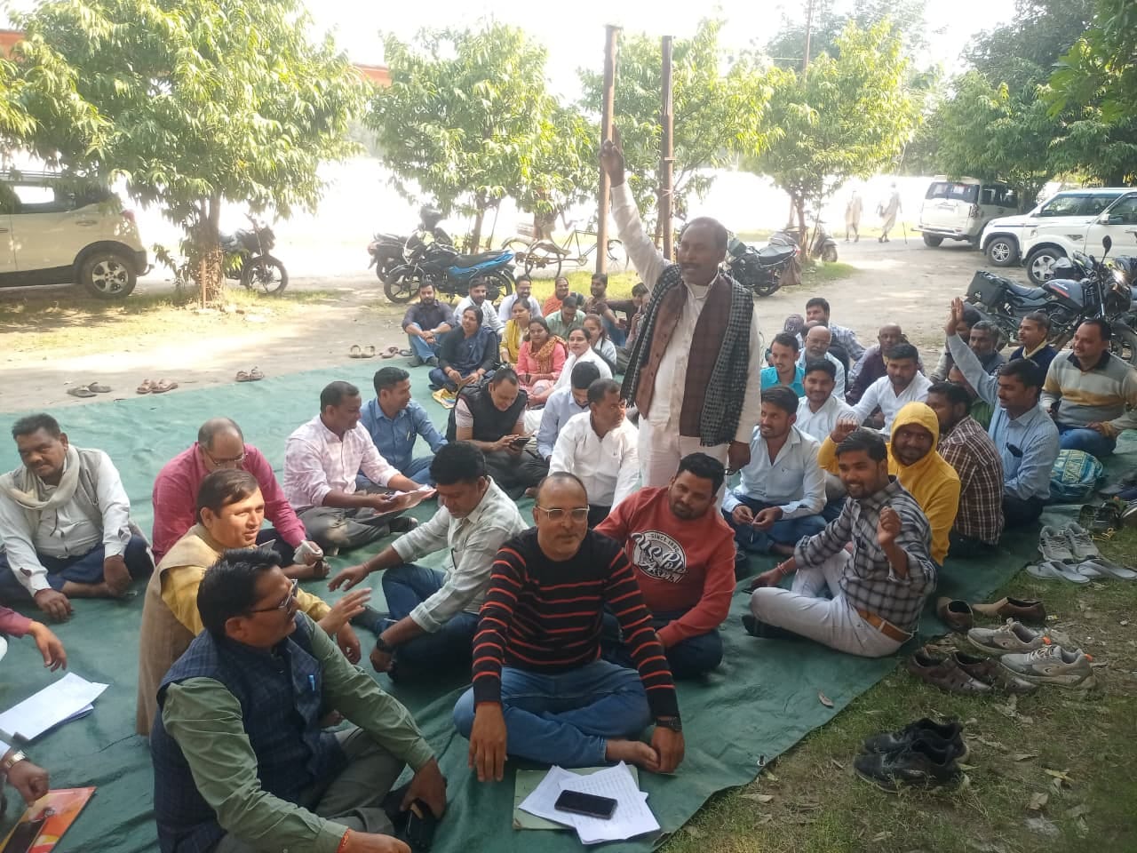 विभिन्न मांगों को लेकर सिकंदरपुर तहसील परिसर में धरना देते लेखपाल संघ के पदाधिकारी और सदस्य। 
