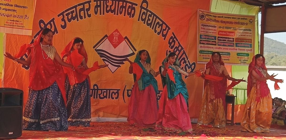 विकासखंड द्वारीखाल में खंडस्तरीय संस्कृत प्रतियोगिता में नृत्य की प्रस्तुति देतीं छात्राएं। संव