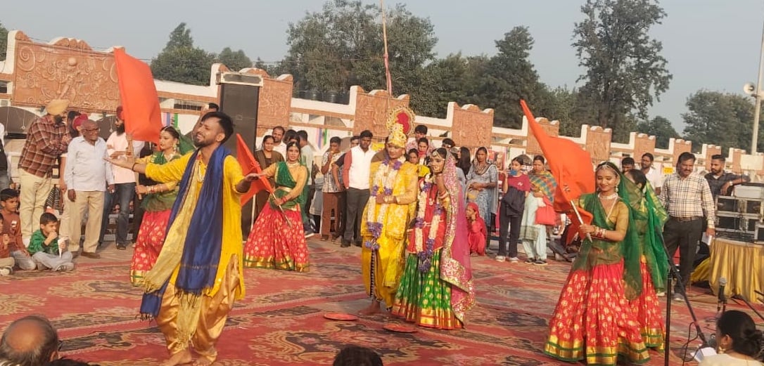 08... कुरूक्षेत्र गीता जयंती के अवसर पर सुंदर लाइटों से ब्रह्म सराेवर पर सजा मंदिर और बीन पर ना