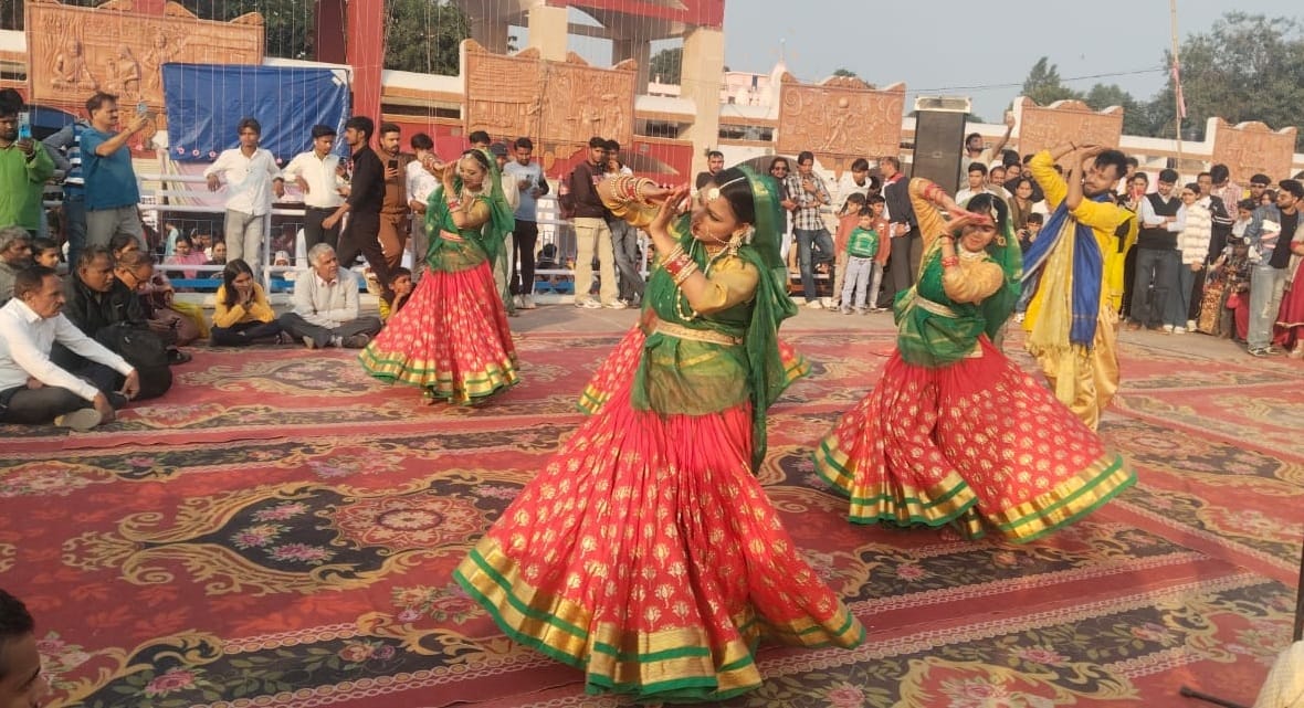 08... कुरूक्षेत्र गीता जयंती के अवसर पर सुंदर लाइटों से ब्रह्म सराेवर पर सजा मंदिर और बीन पर ना