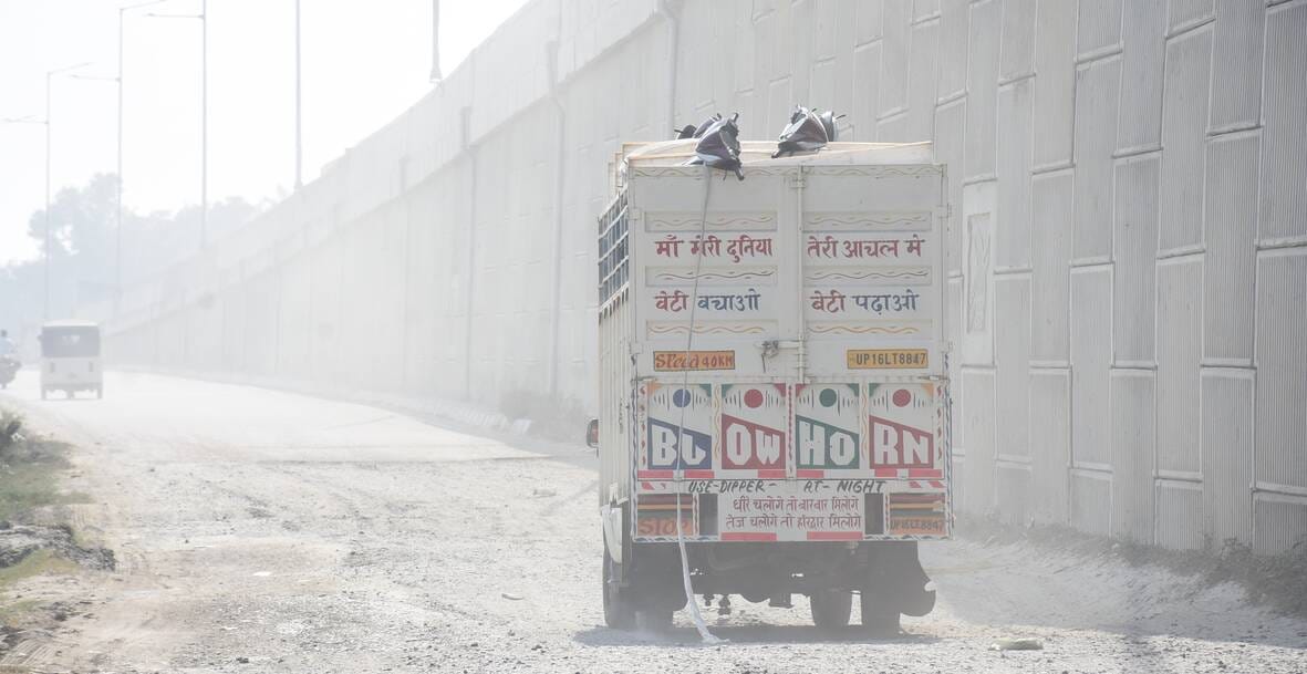 आउटर रिंगरोड से किसान पथ की ओर जाने वाले जर्जर मार्ग पर उड़ती धूल। 