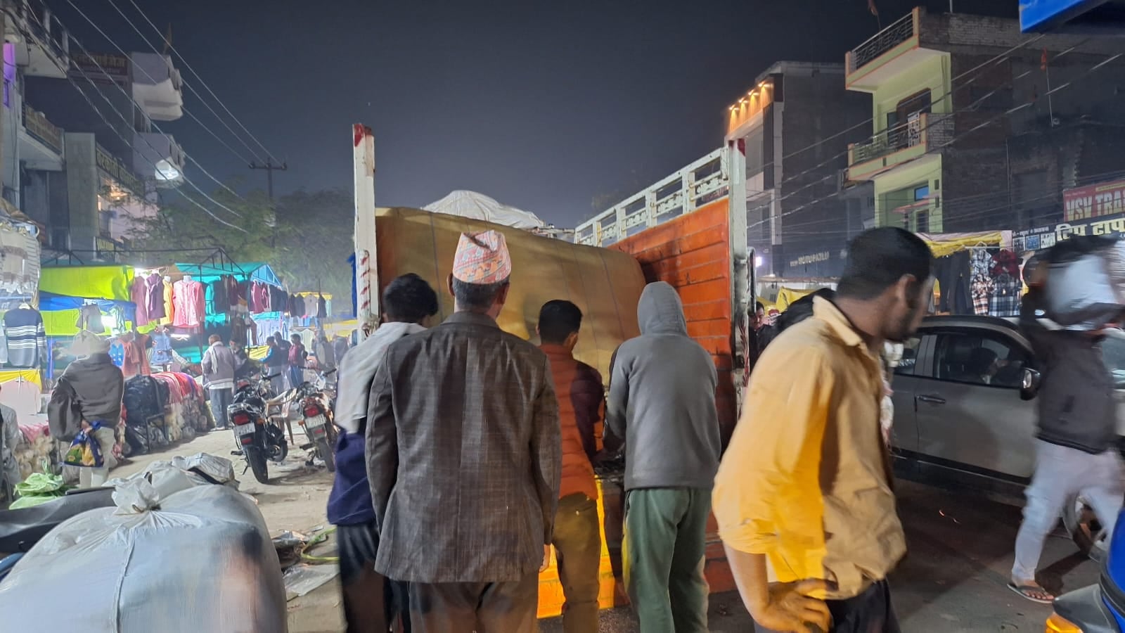 बरदहिया बाजार में माल खरीदते हुए नेपाल के व्यापारी । संवाद बरदहिया बाजार में माल खरीदते हुए नेपाल के व्यापारी । संवाद
