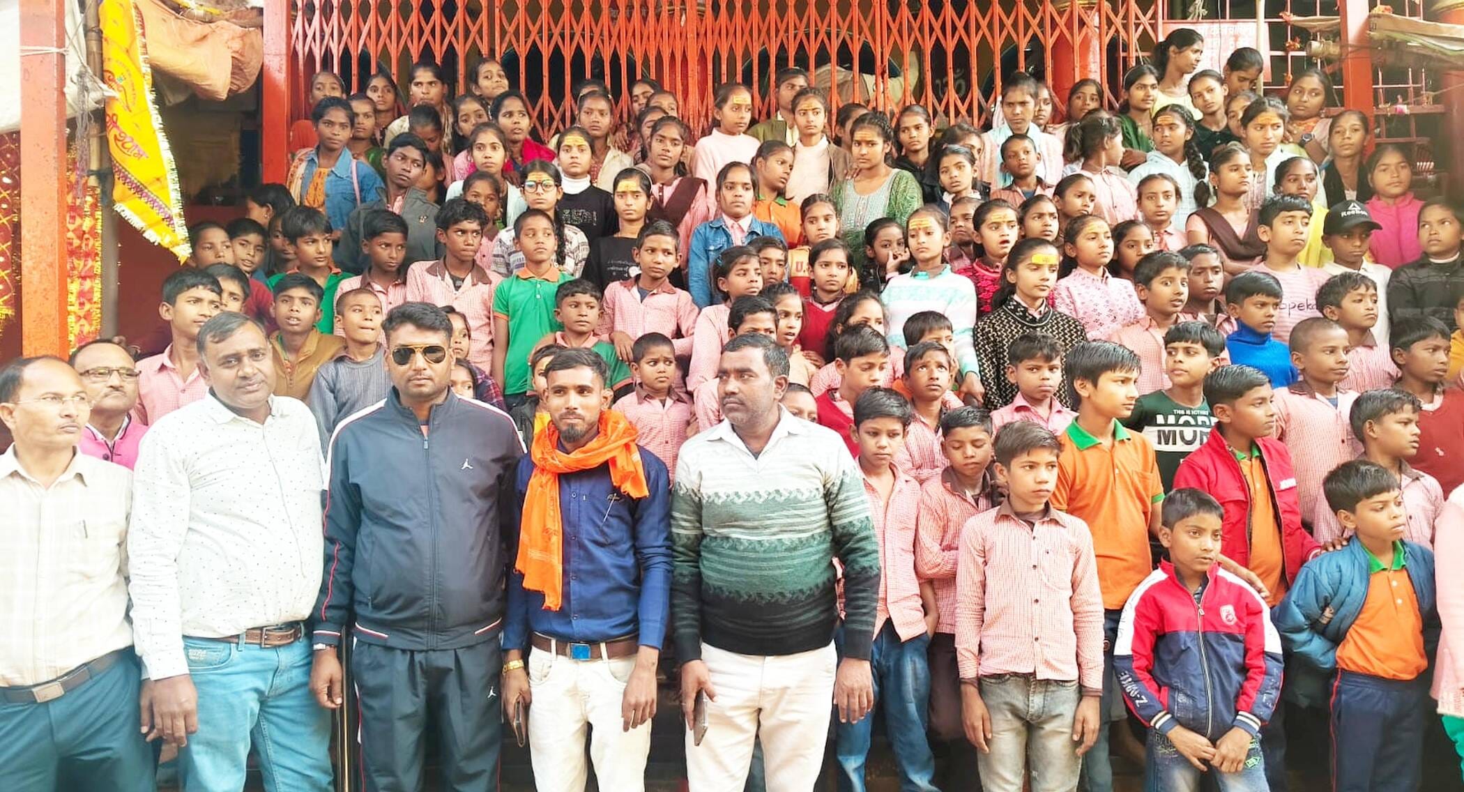 फोटो-02-कौशांबी के कड़ाधाम में गंगा किनारे घाट पर मौजूद छात्र-छात्राएं, शिक्षक व अभिभावक। स्रोत फोटो-02-कौशांबी के कड़ाधाम में गंगा किनारे घाट पर मौजूद छात्र-छात्राएं, शिक्षक व अभिभावक। स्रोत