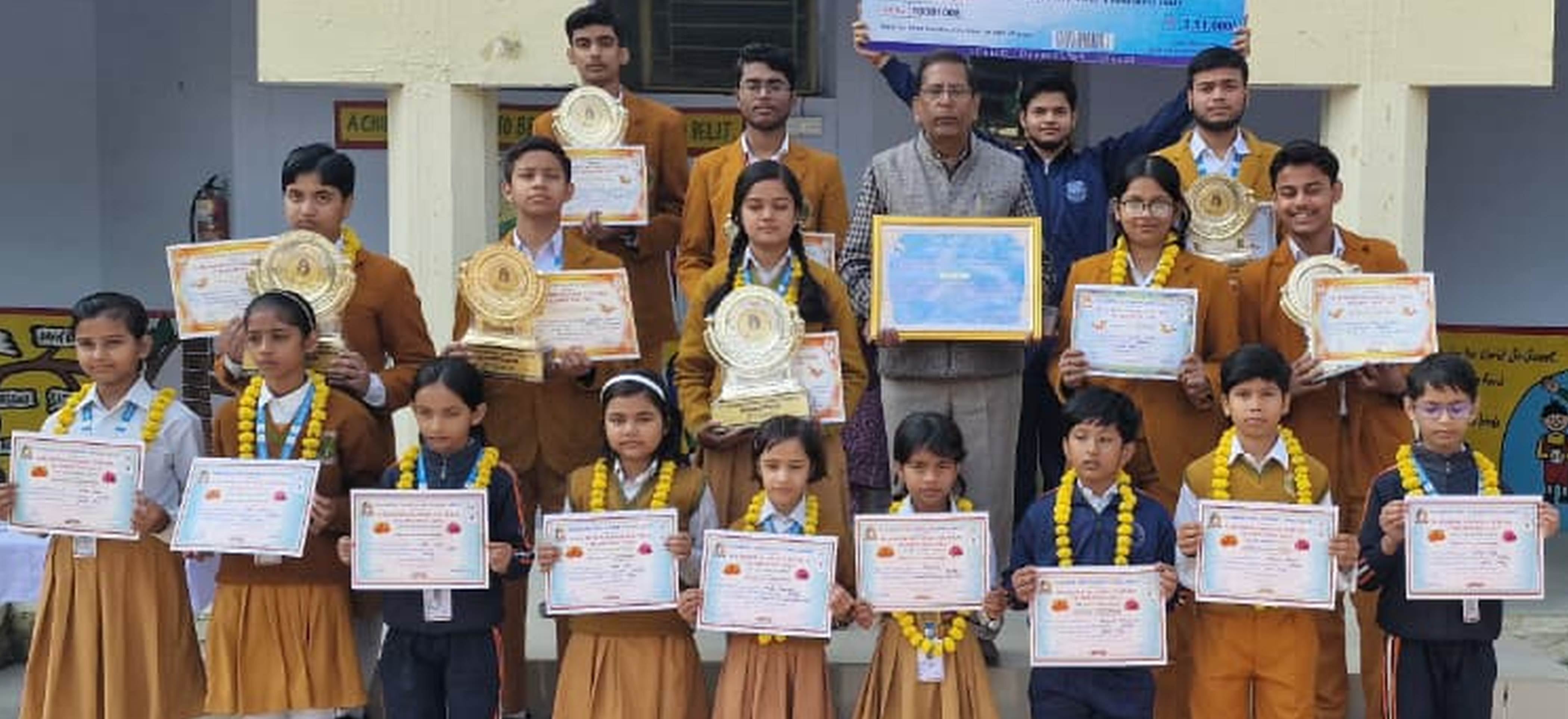 फोटो-19-विद्यालय में छात्र-छात्राओं के साथ प्रधानाचार्य। स्रोत-स्वयं फोटो-19-विद्यालय में छात्र-छात्राओं के साथ प्रधानाचार्य। स्रोत-स्वयं