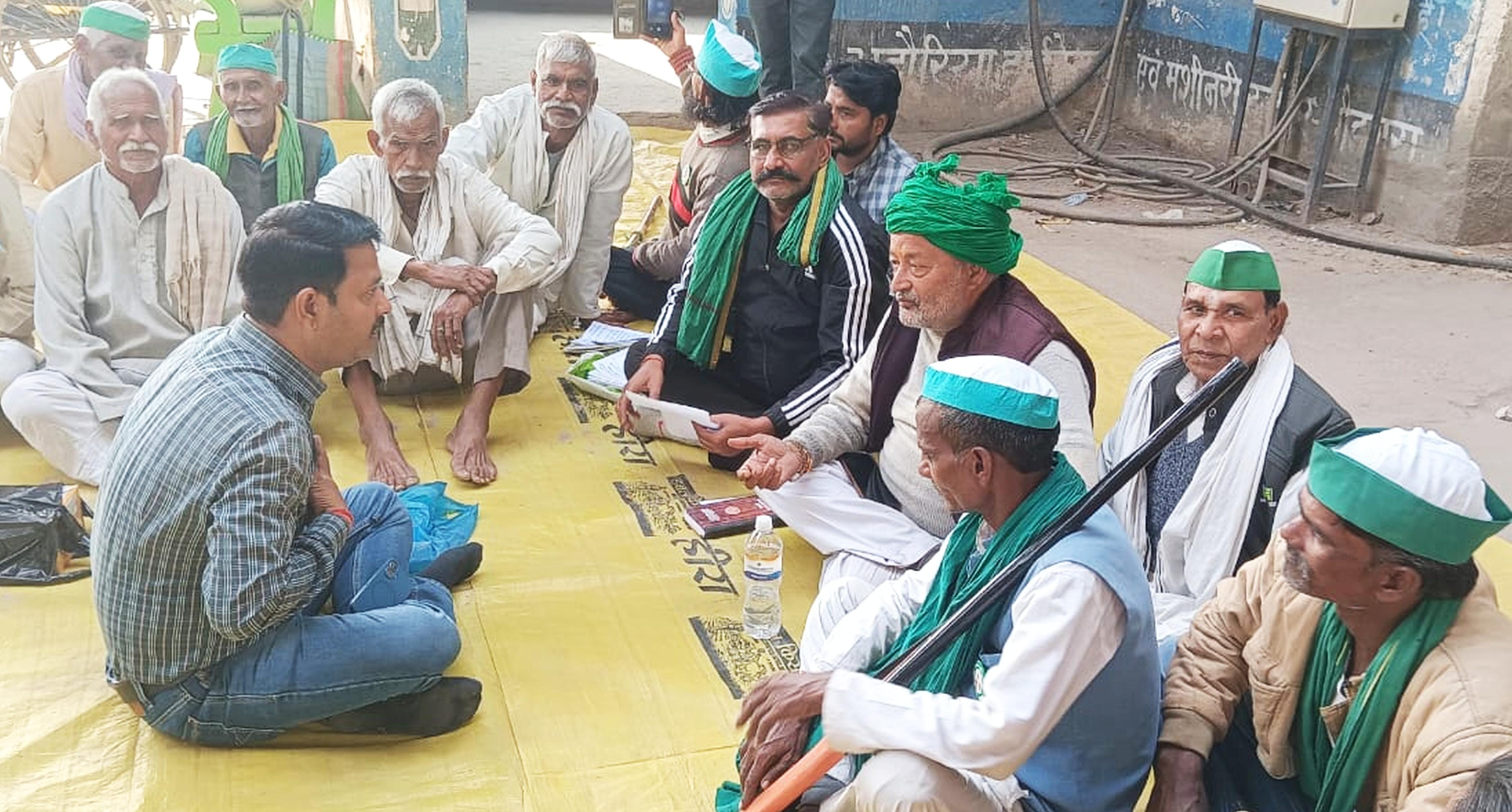 फोटो-21-धरने पर बैठे भारतीय किसान यूनियन पदाधिकारी। संवाद