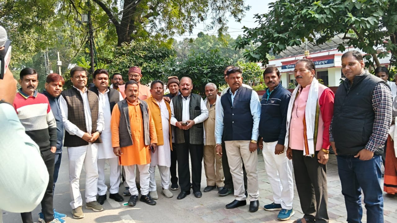 फोटो 26 एसपी ऑफिस में ज्ञापन के लिए खड़े व्यापारी फोटो 26 एसपी ऑफिस में ज्ञापन के लिए खड़े व्यापारी