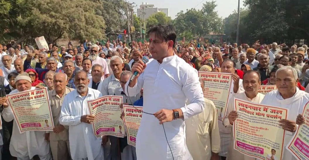 फोटो 51: लाइनपार क्षेत्र में हुए जल अधिकार मांग प्रदर्शन में शामिल पार्षद प्रतिनिधि कर्मवीर शर्