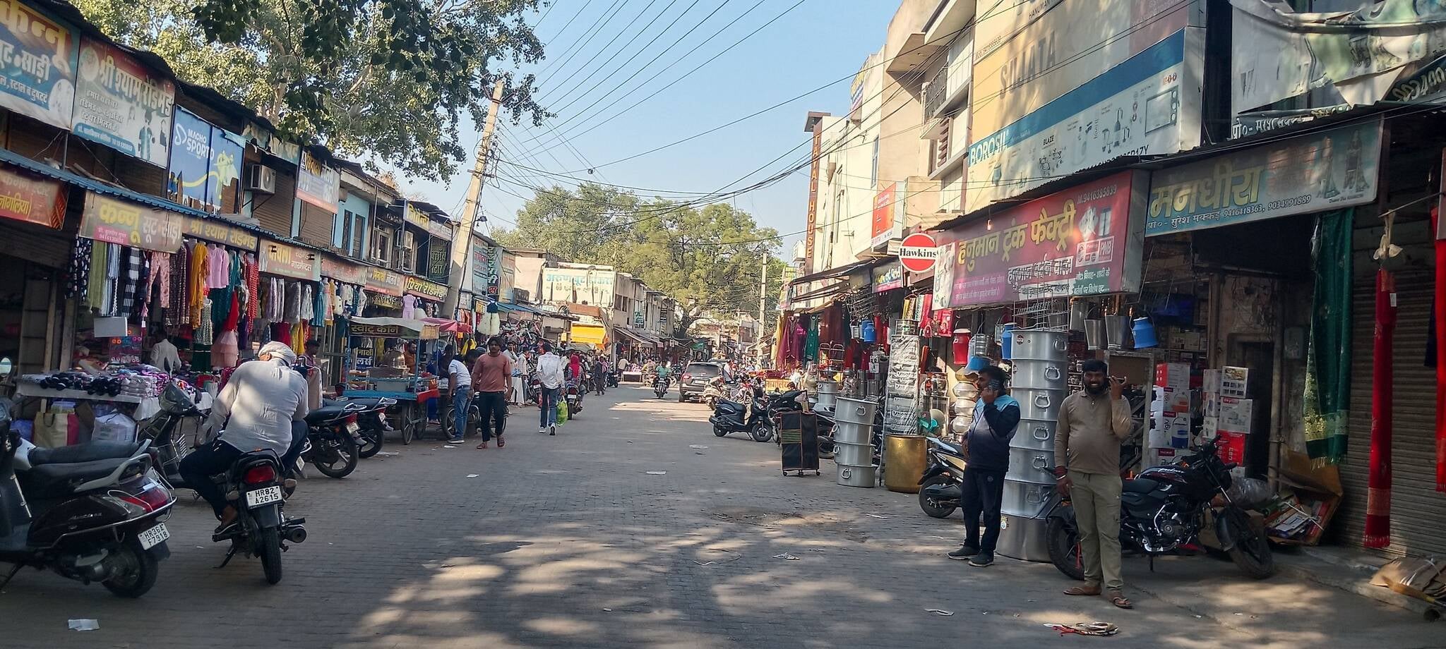 फोटो संख्या:55- सब्जी मंडी रोड पर सड़क के दोनों तरफ दुकानदारों ने किया अतिक्रमण---संवाद